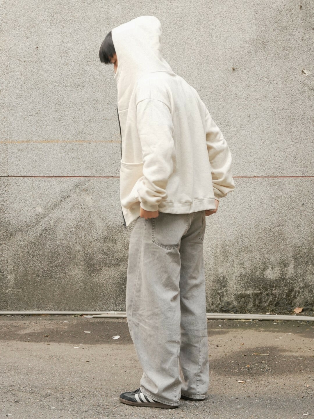 男模穿著#24202 高領刷毛立體口袋連帽外套燕麥灰背面照