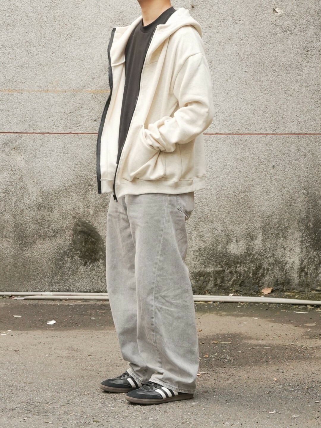 男模穿著#24202 高領刷毛立體口袋連帽外套燕麥灰全身照