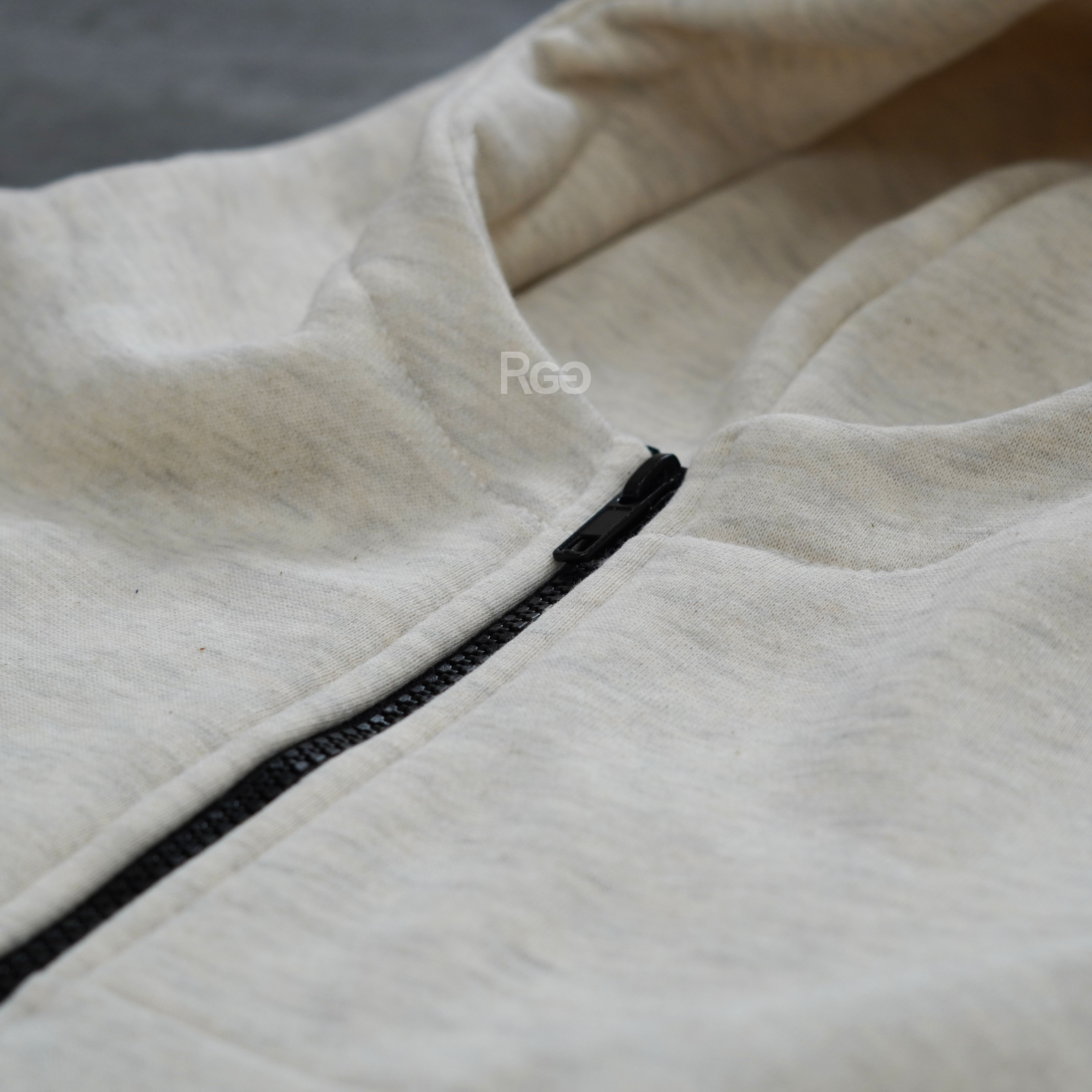 #24202 高領刷毛立體口袋連帽外套燕麥灰領口特寫照