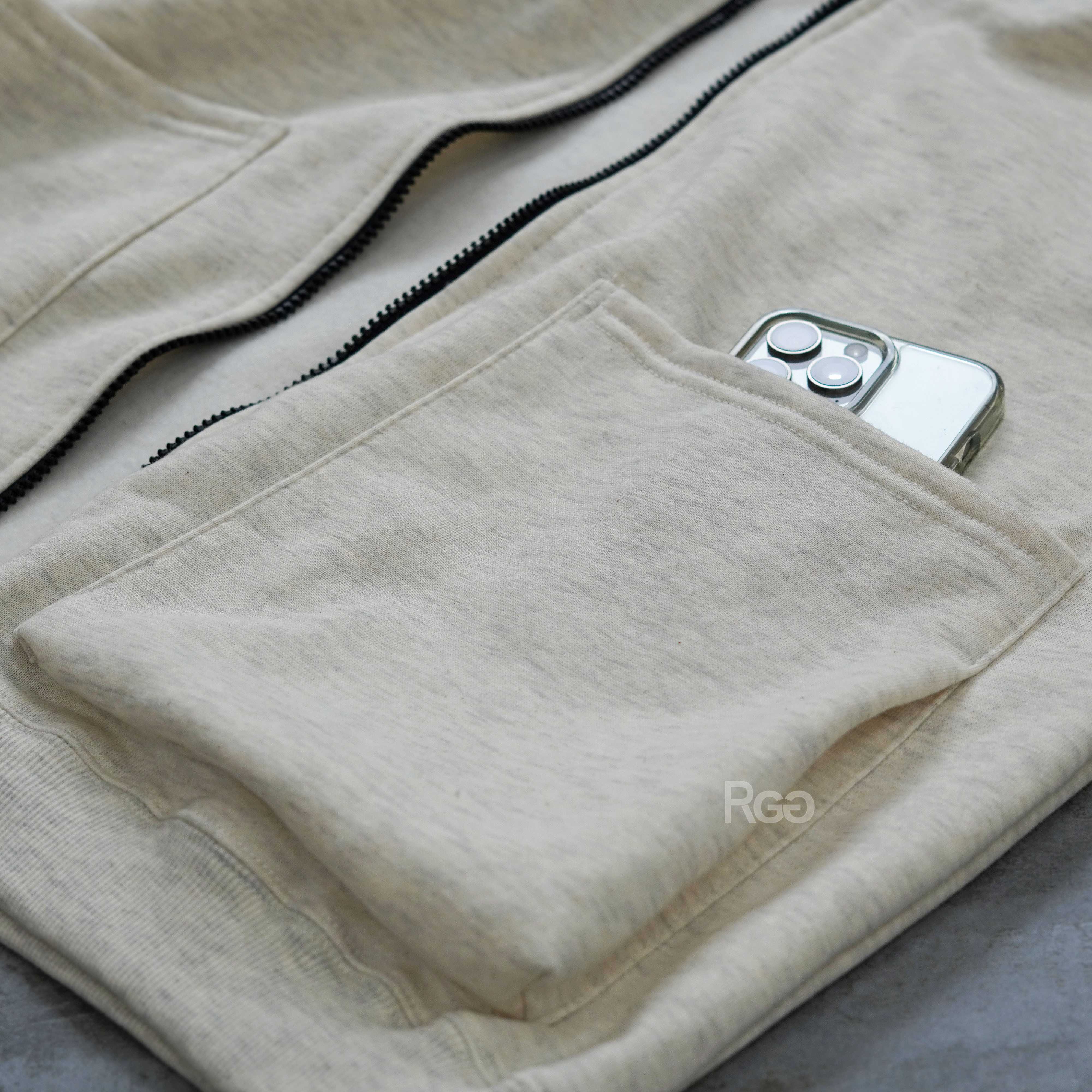 #24202 高領刷毛立體口袋連帽外套燕麥灰口袋特寫照