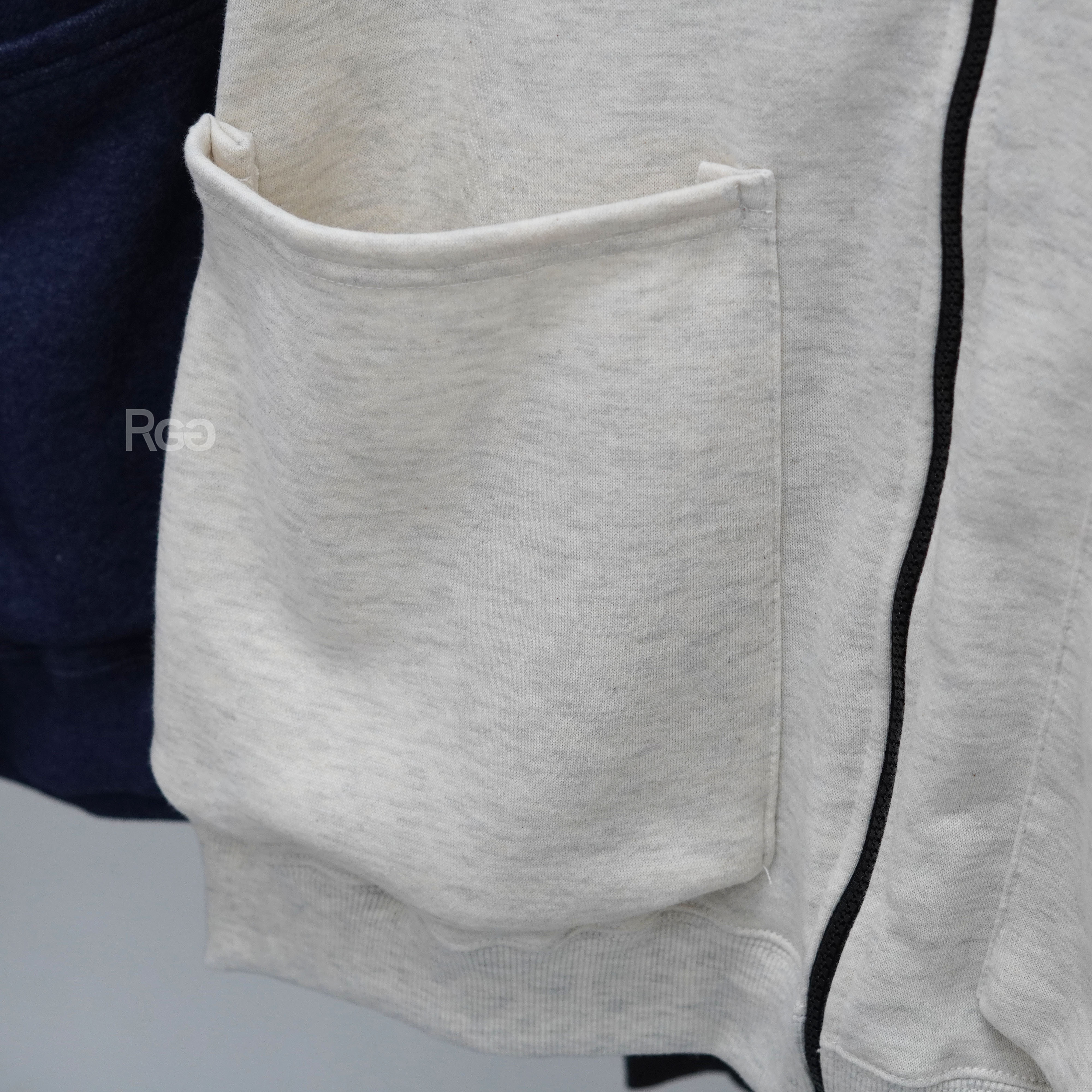 #24202 高領刷毛立體口袋連帽外套燕麥灰立體口袋細節照