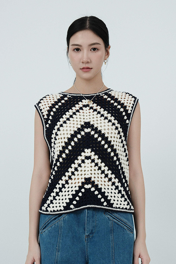 倒V紋疏洞針織背心 (現貨款式）