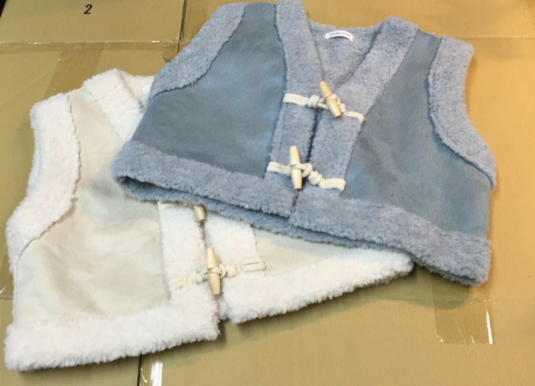 現貨 韓國毛絨粒底背心外套（此為清貨價貨品不設退換） (AT11 528)