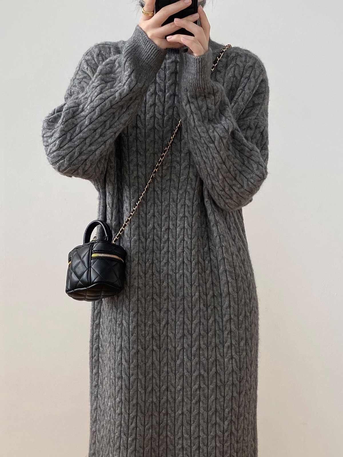 ᴷᴼᴿᴱᴬ 正韓🇰🇷 <現貨> 氣質優雅奶白編織高領毛衣裙 （灰色）