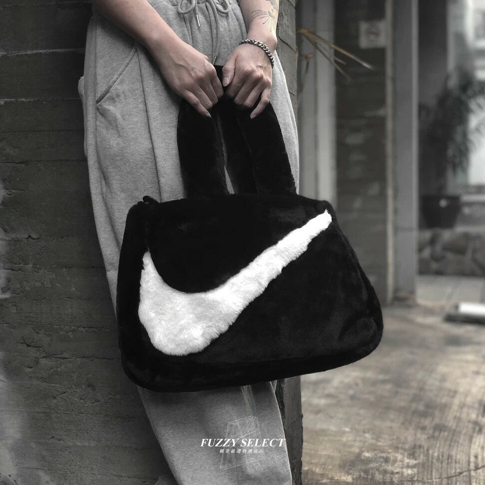 【逢甲 FUZZY】Nike Fur Tote Bag 毛毛 毛茸茸 大勾 托特包 手提包 側背包 DQ5804-010