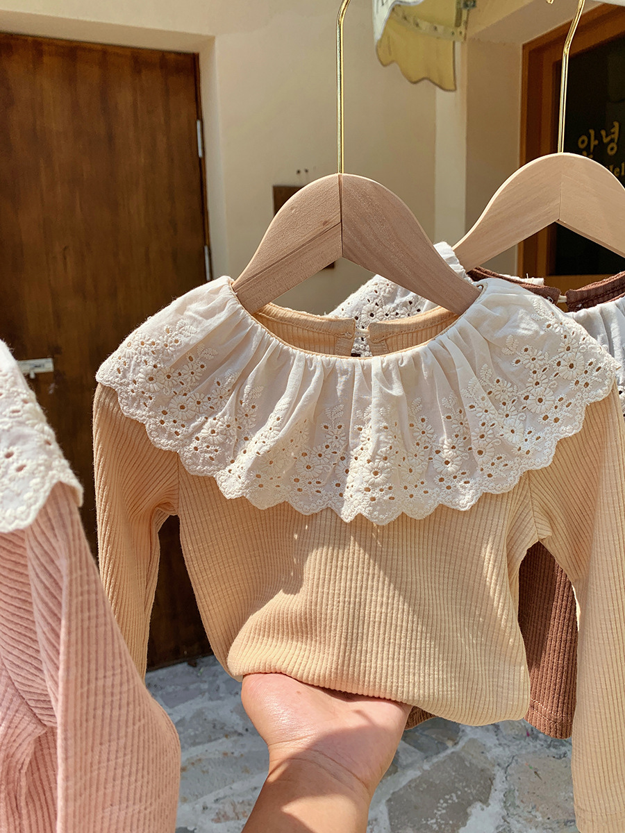 白色大花邊 坑條彈力上衣