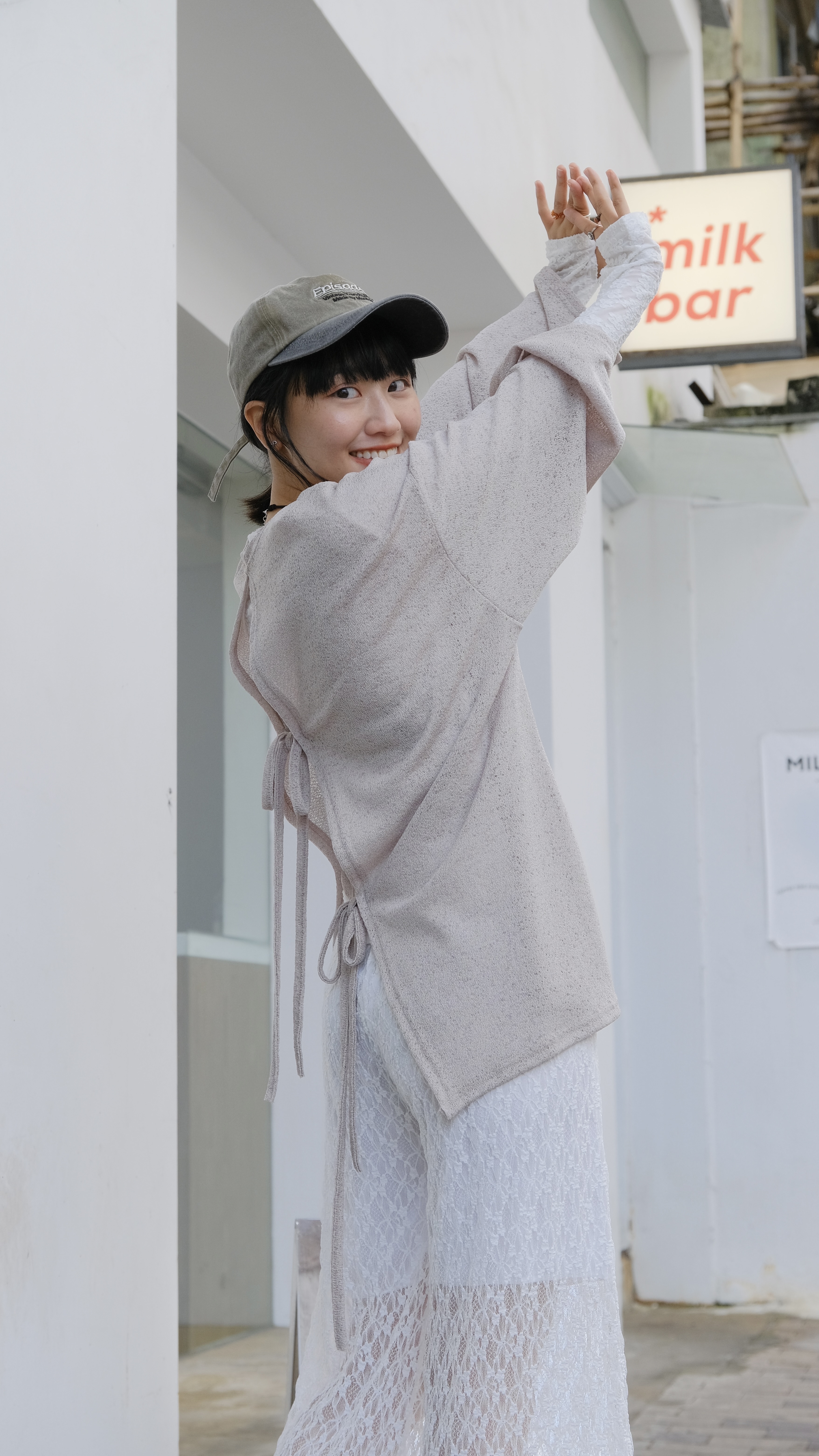 薄透透後開洞蝴蝶T