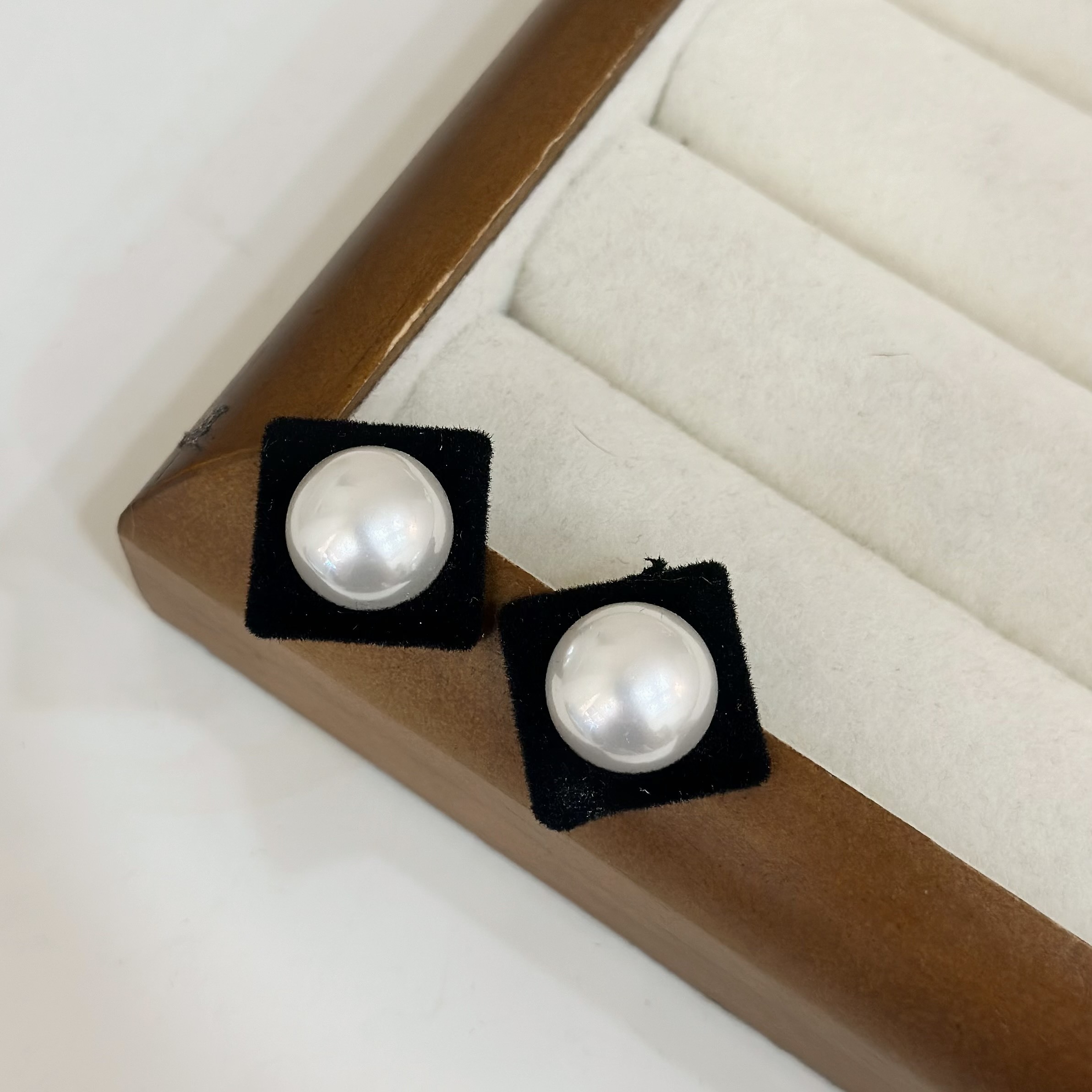 R01絨布方塊珍珠耳針