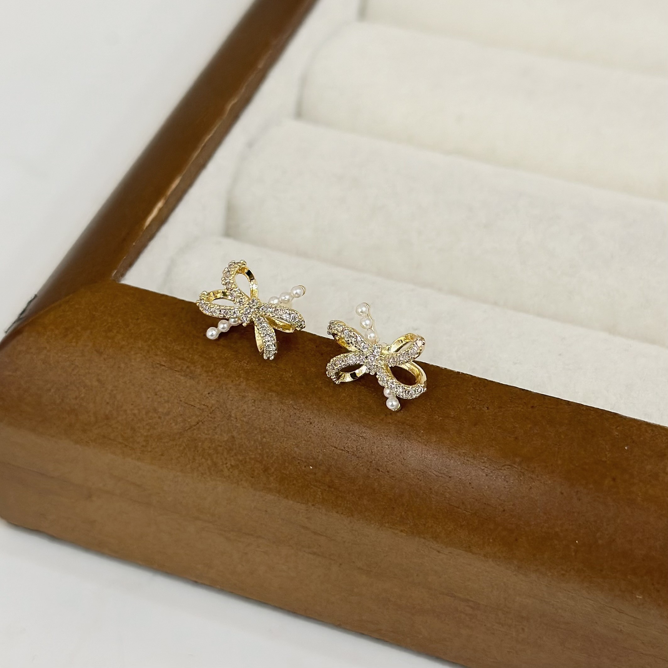 R02珍珠排鑽蝴蝶結小耳針