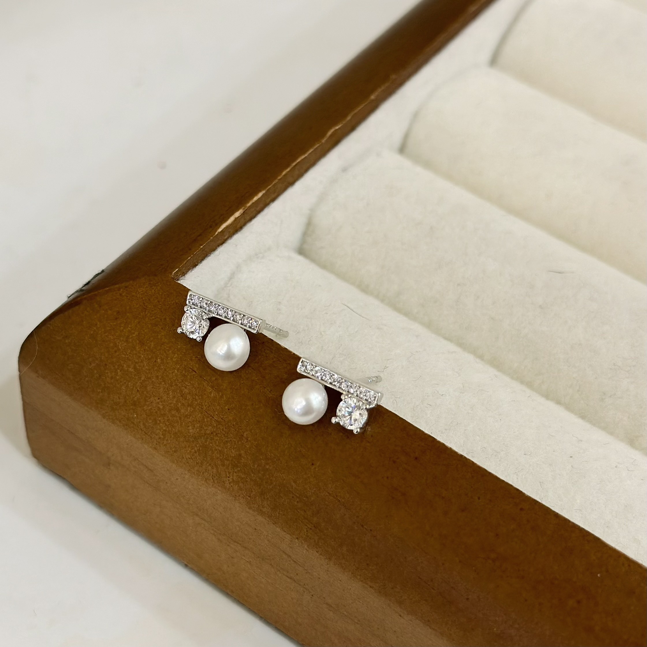 R04一字排鑽珍珠耳針