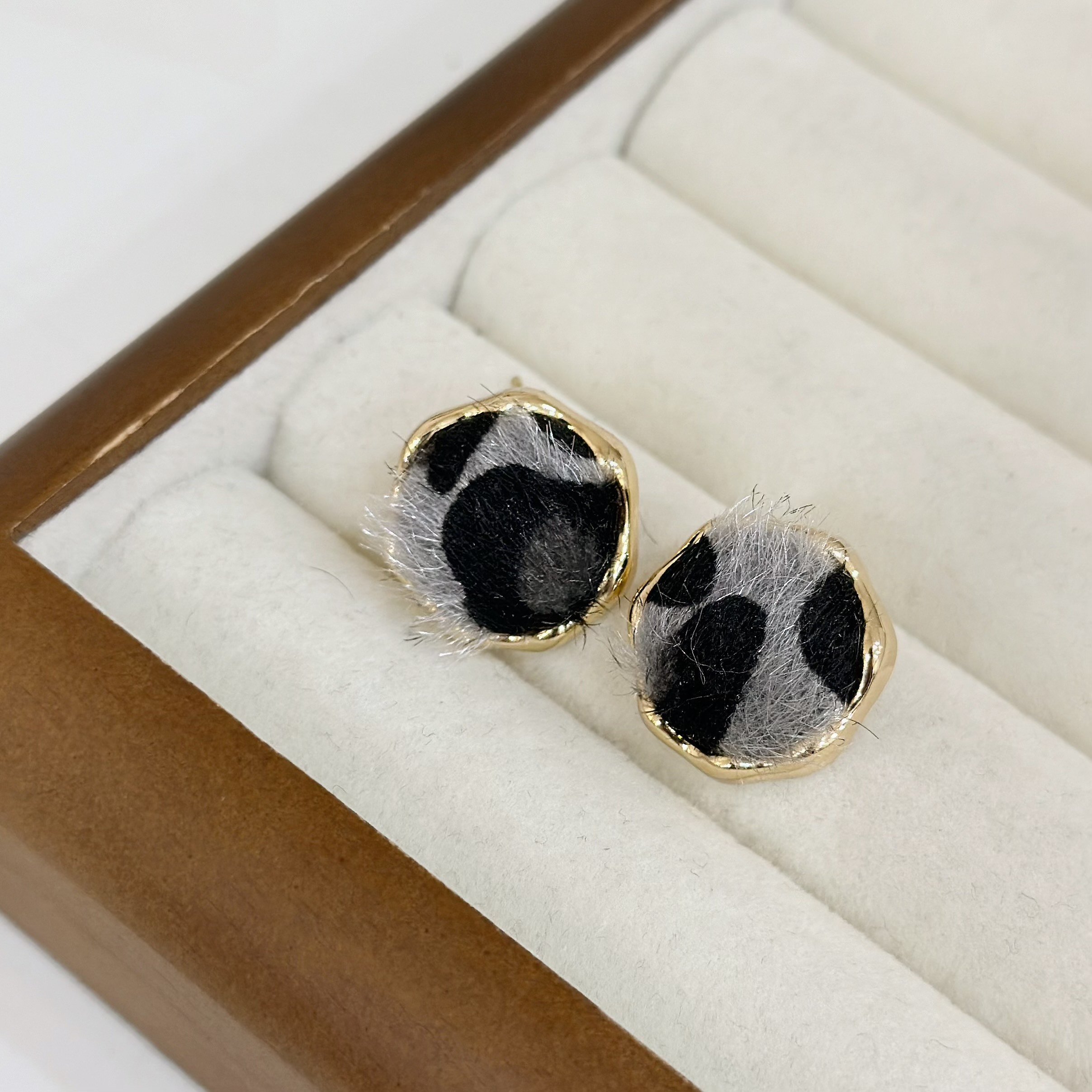 R07豹紋波浪金邊耳針