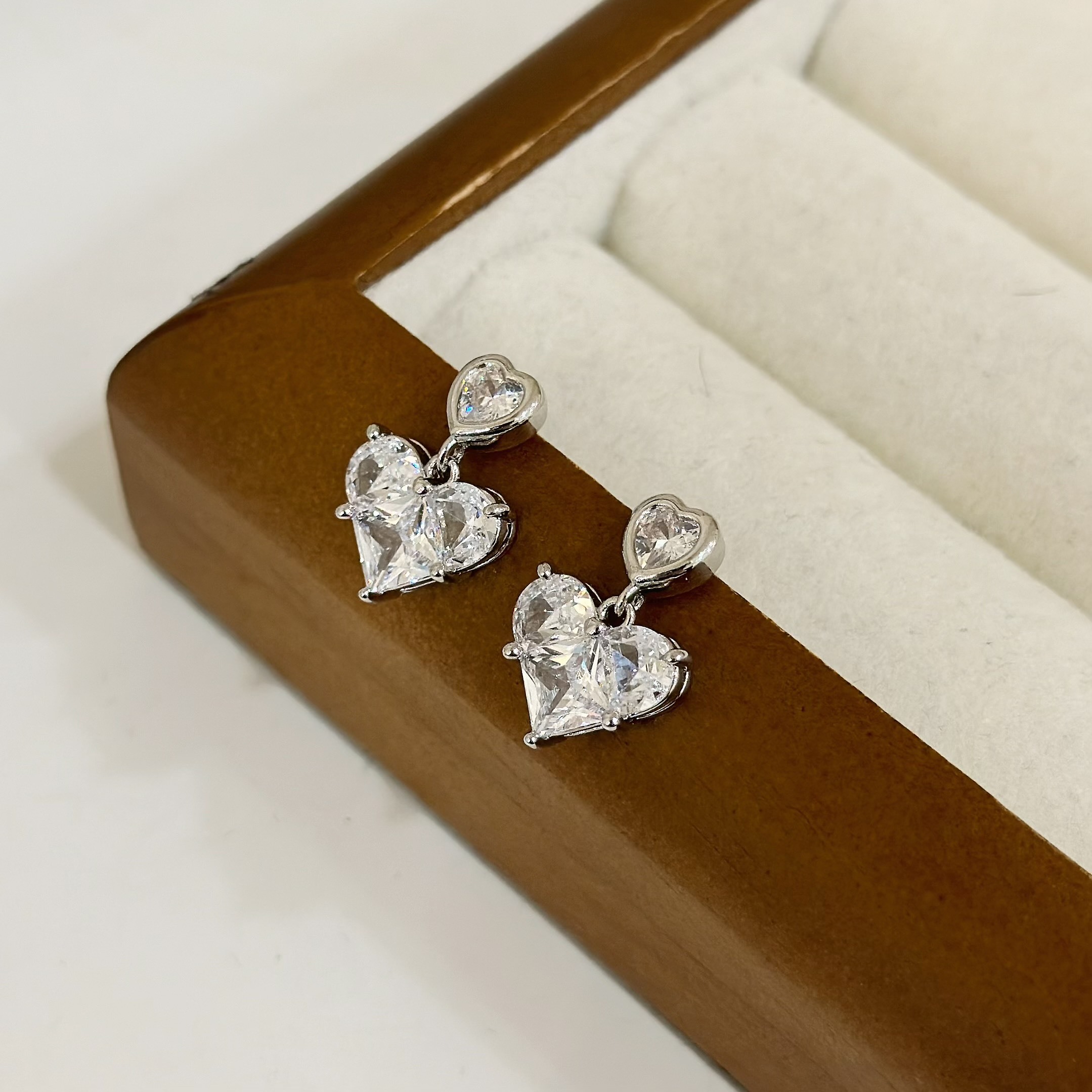 R08鋯石愛心垂吊