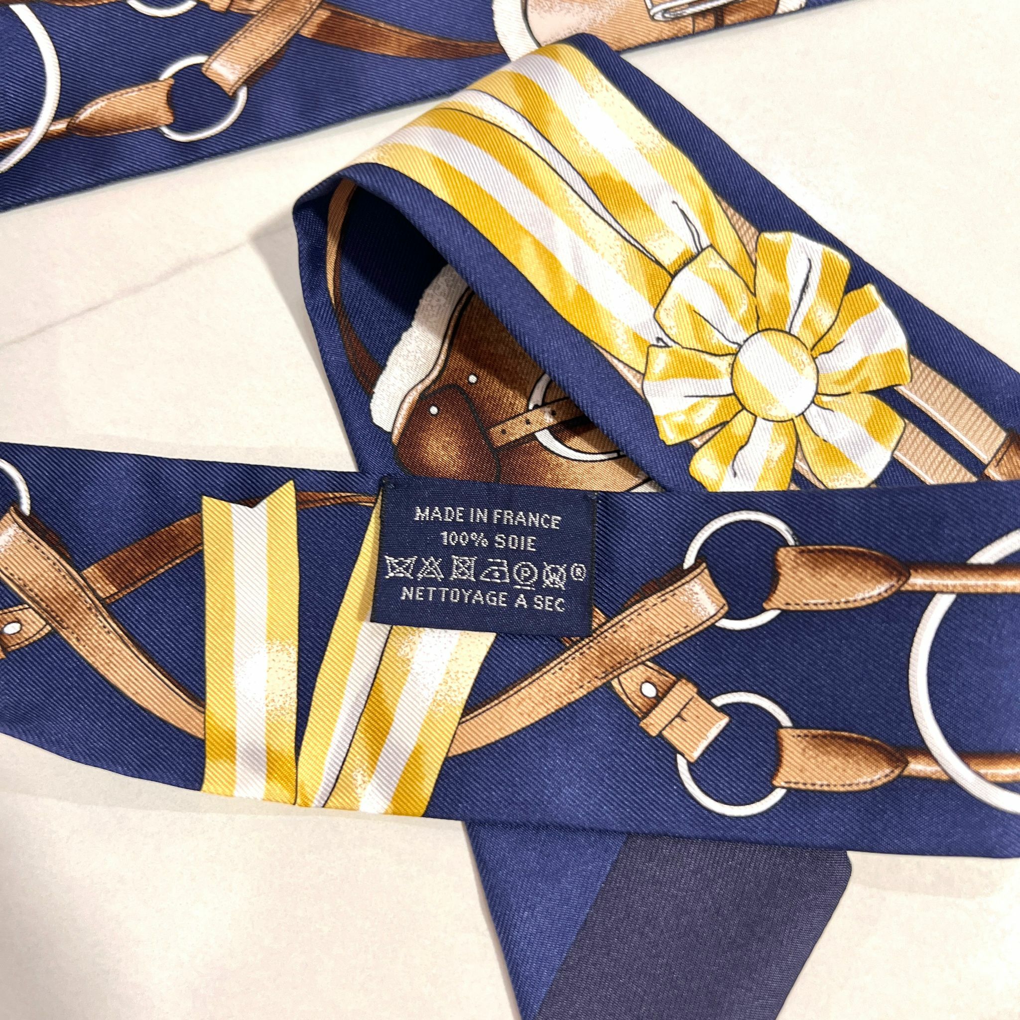 全新HERMES TWILLY  絲巾 深藍色 馬鞍帶 黃色扣花 #BRAND NEW #香榭站正品