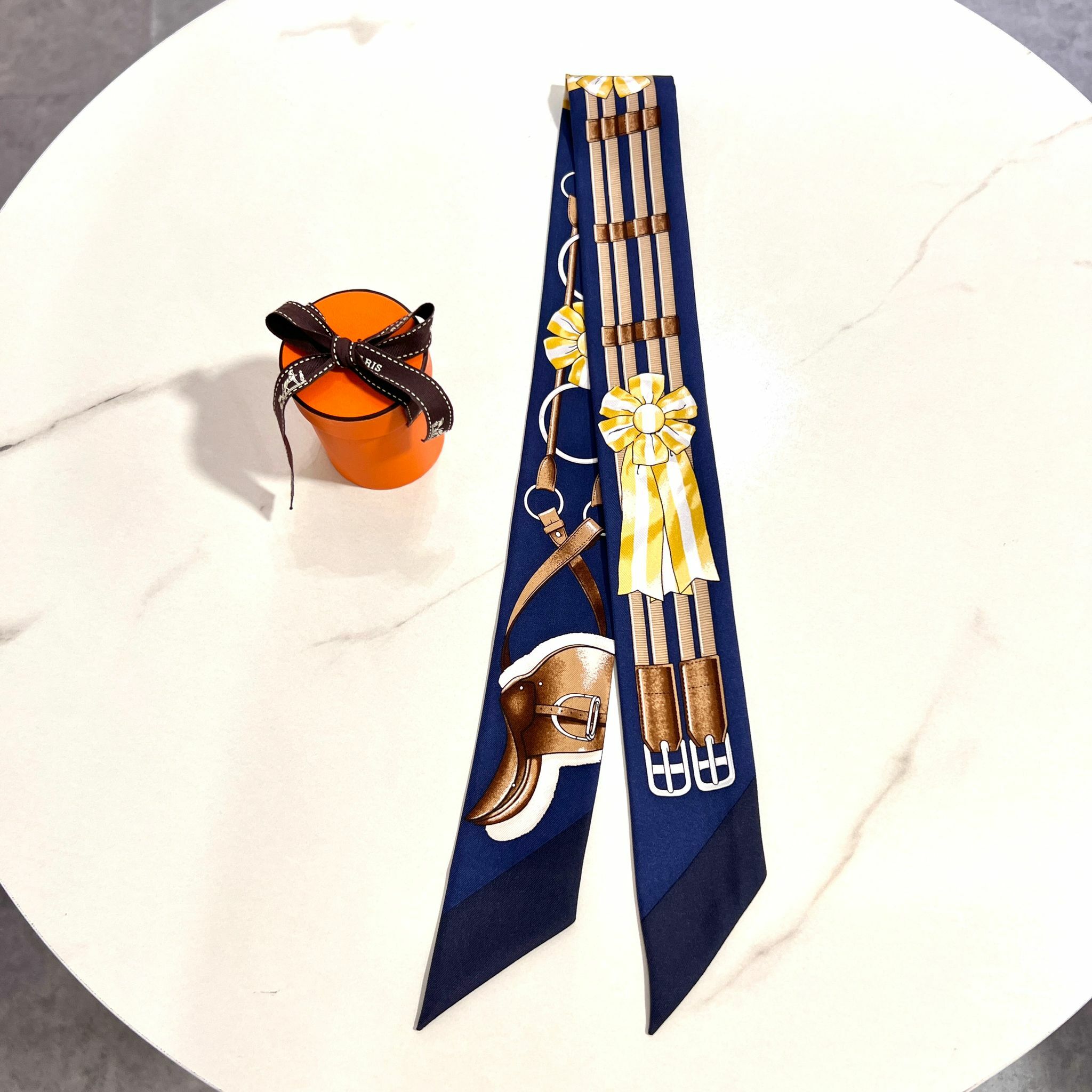 全新HERMES TWILLY  絲巾 深藍色 馬鞍帶 黃色扣花 #BRAND NEW #香榭站正品