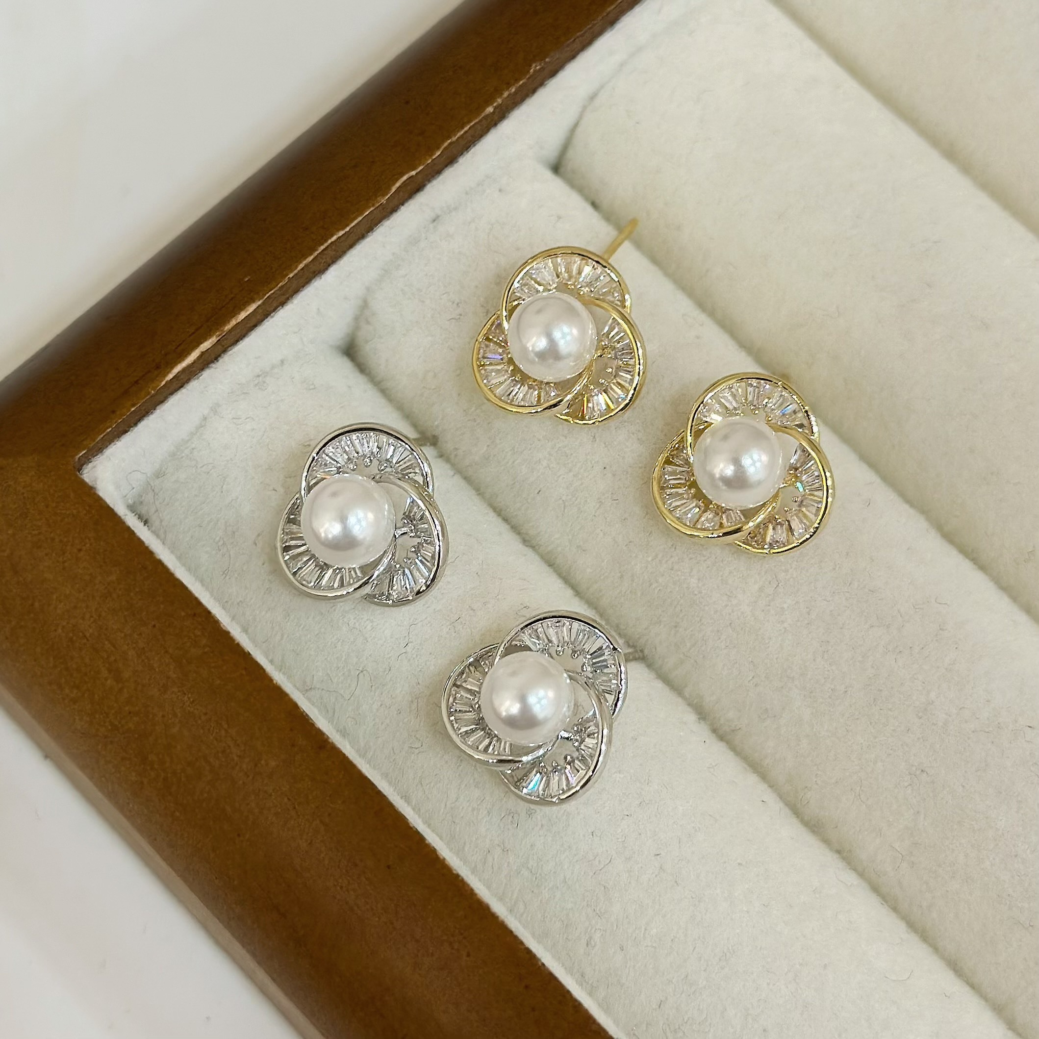 R22半圓鋯石交叉珍珠耳針