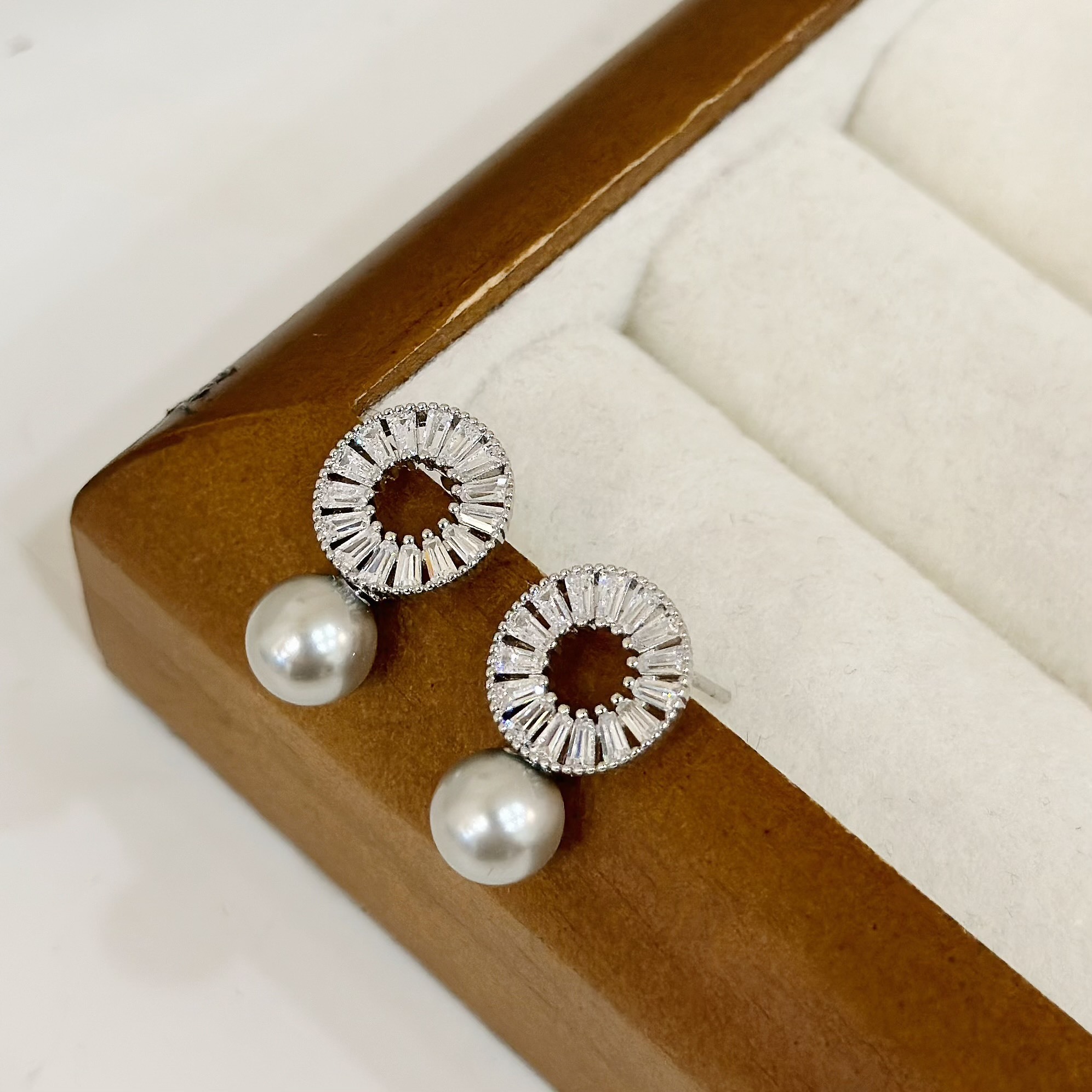 R27鋯石圓圈珍珠耳針