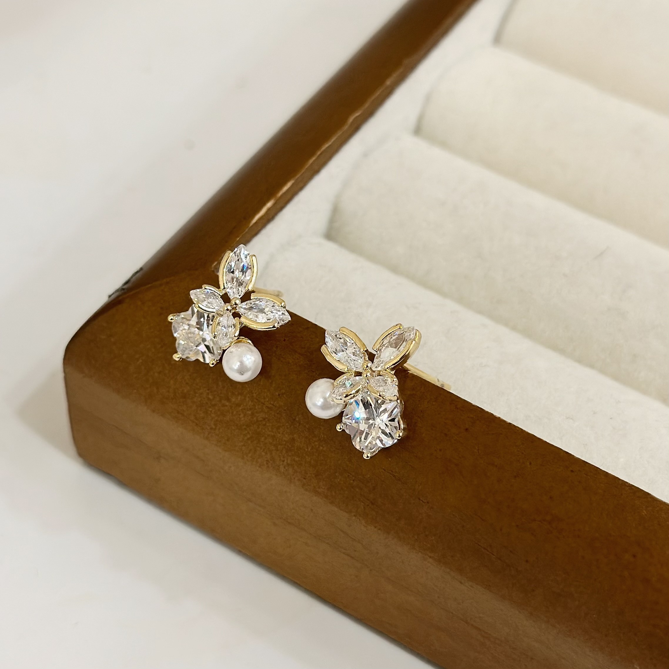 R30滿鑽蝴蝶珍珠耳針