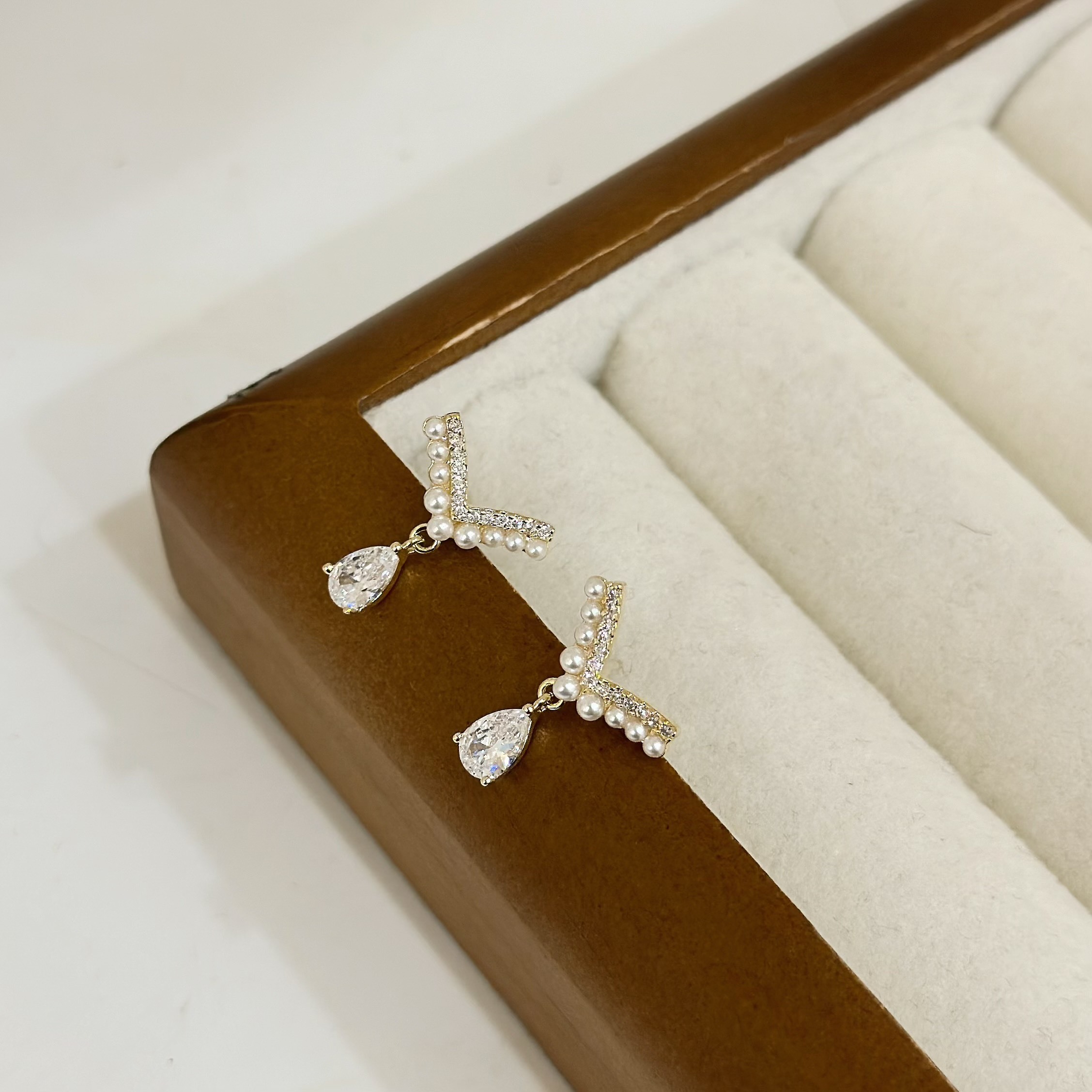 R41 V字排鑽珍珠水滴鑽小垂吊