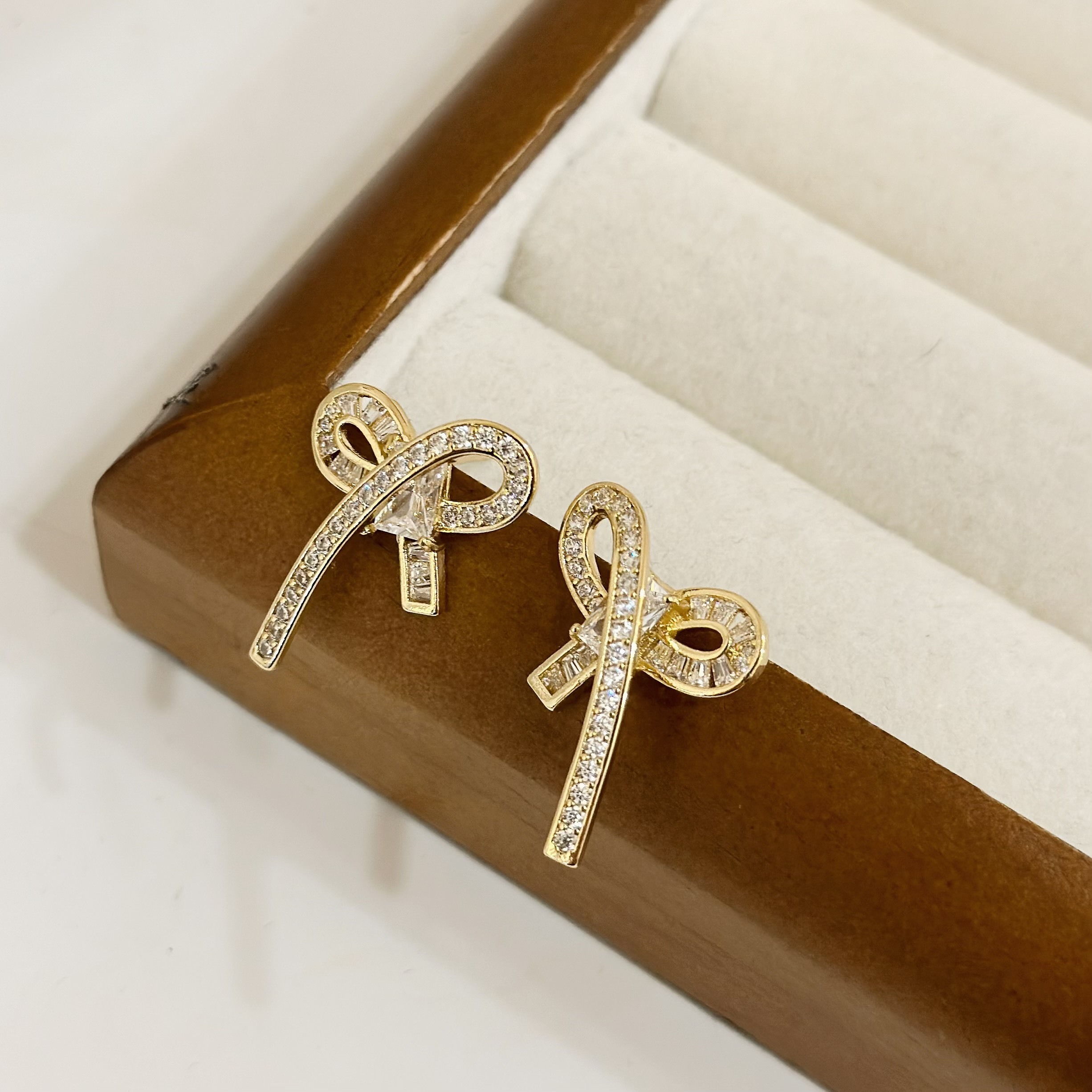 R45排鑽鋯石蝴蝶結耳針