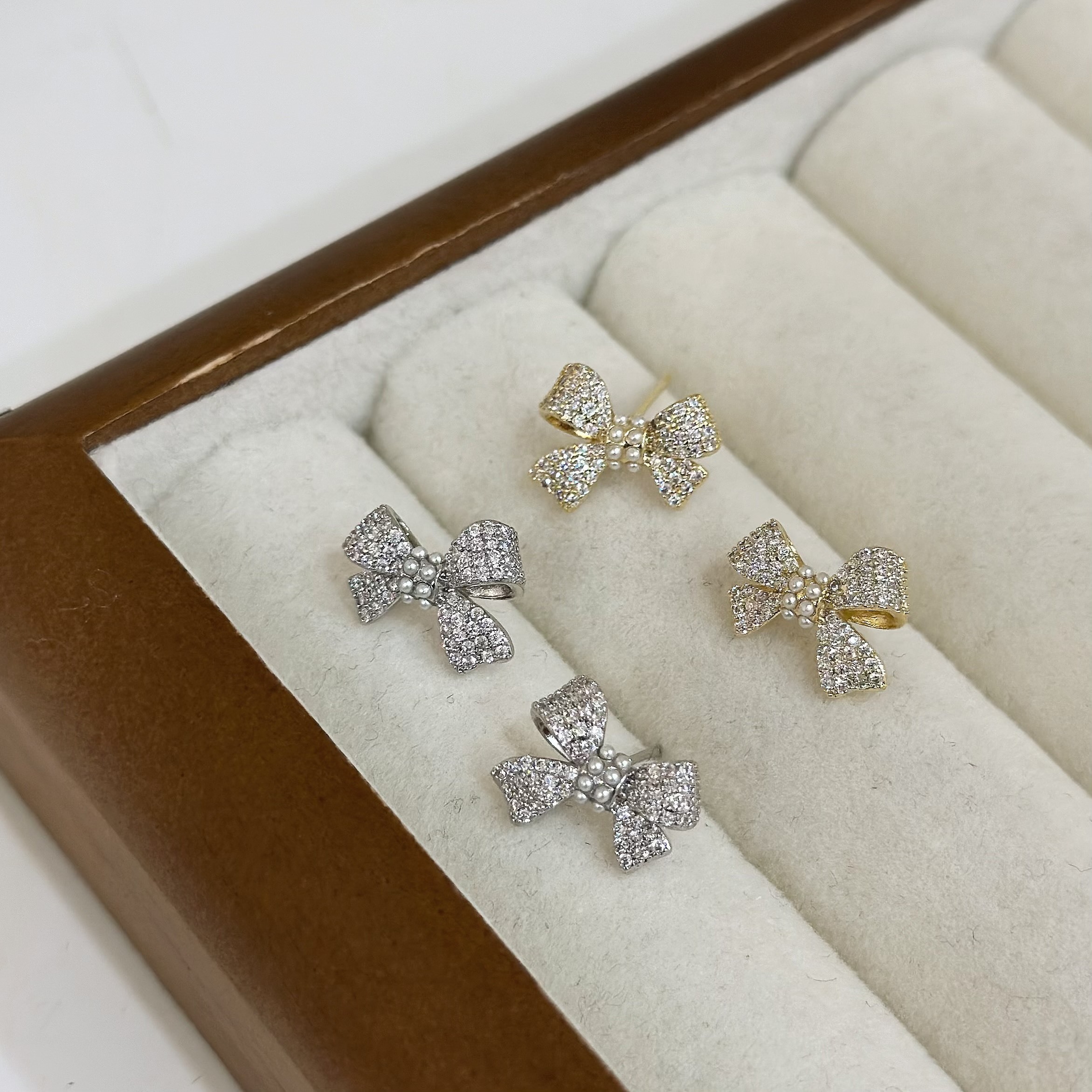 R50滿鑽珍珠蝴蝶結耳針