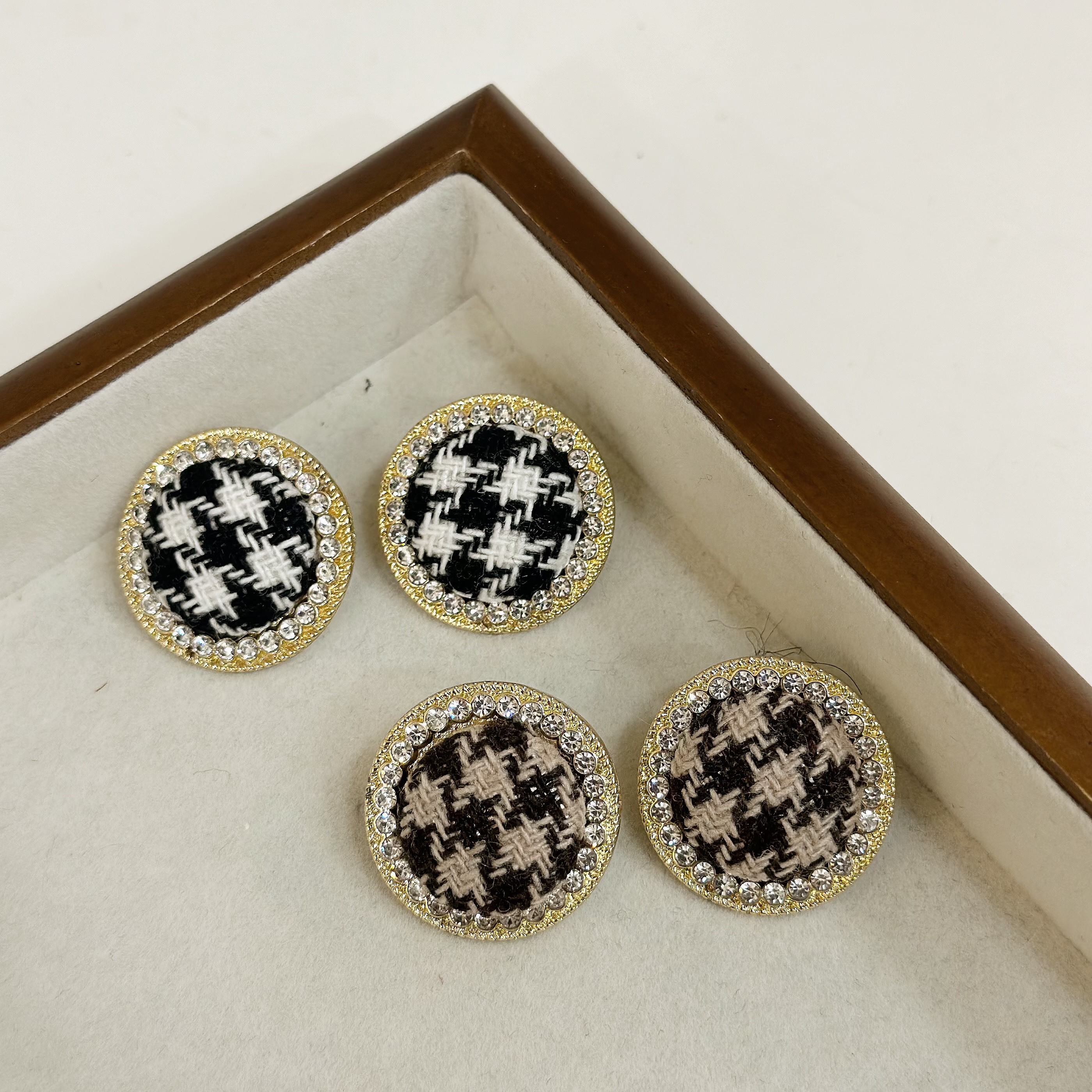 R52排鑽千鳥格圓形耳針