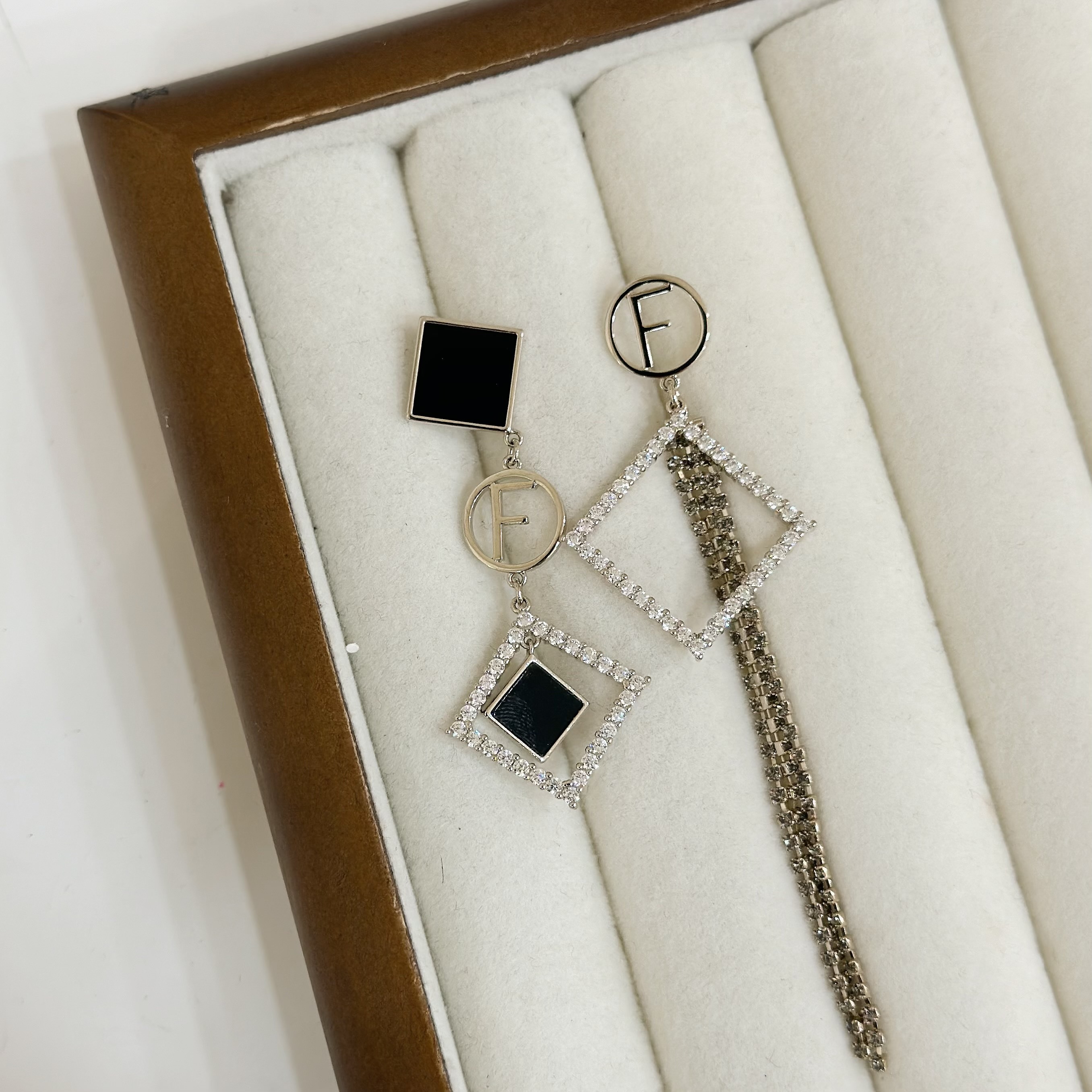 R56烤漆排鑽方塊不對稱垂吊