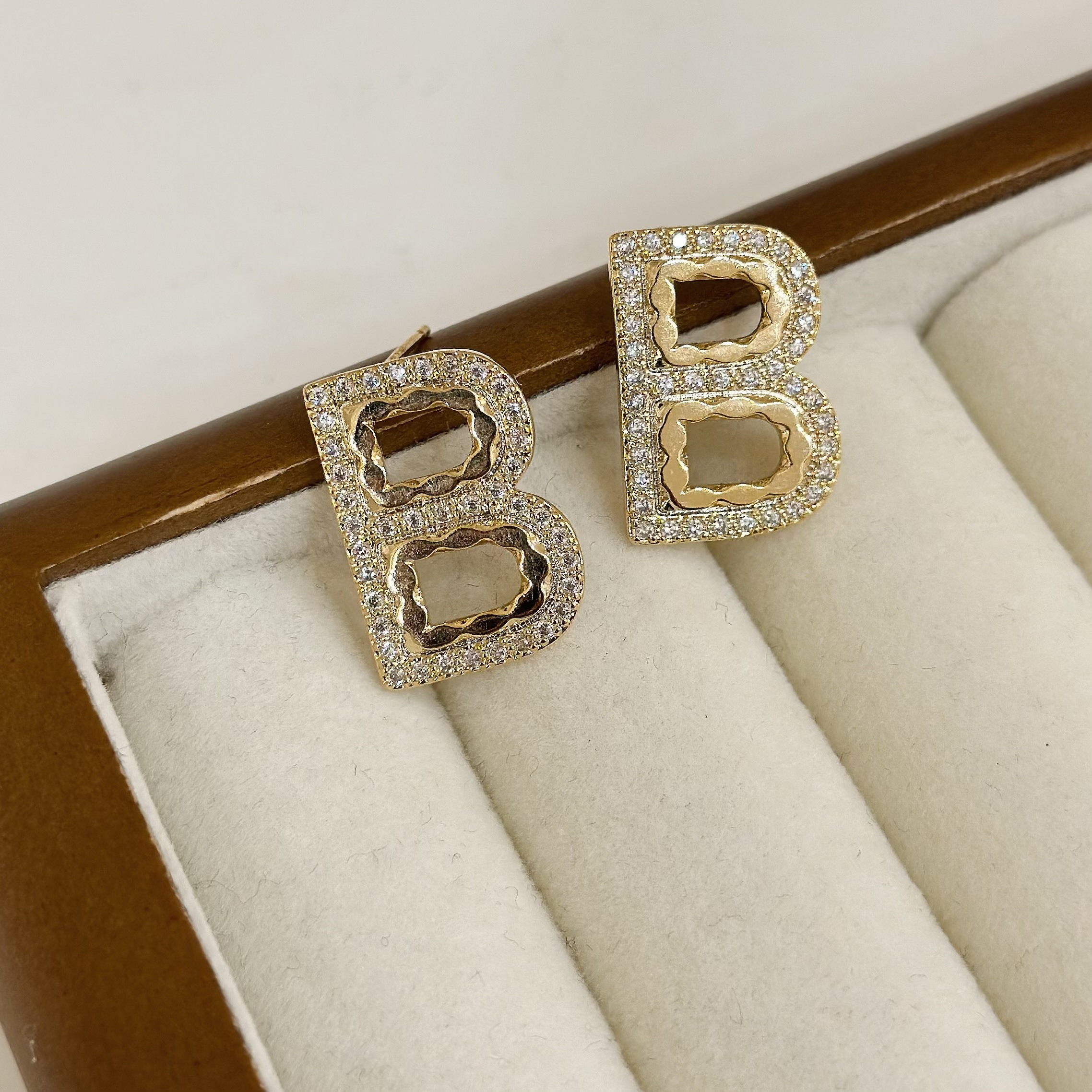 R57滿鑽字母B耳針