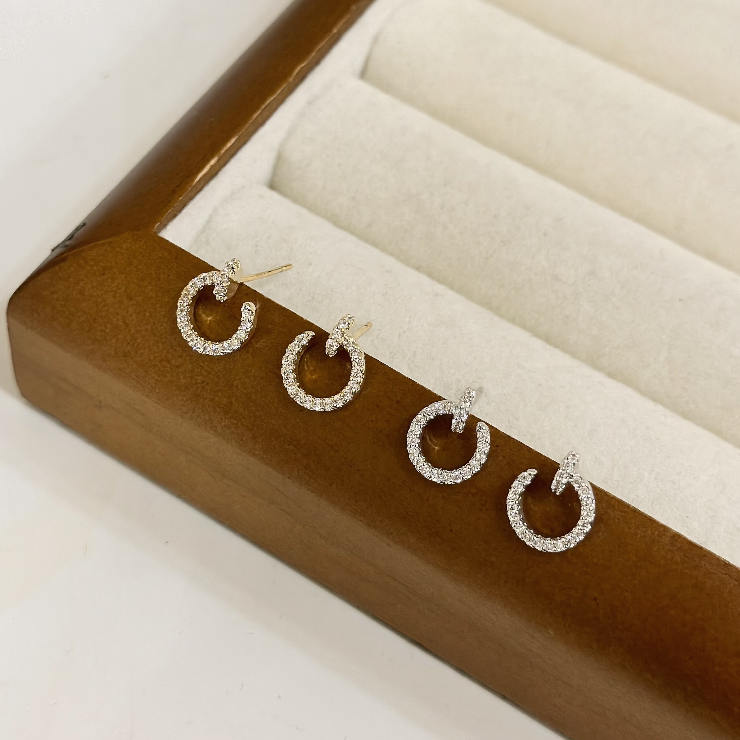 R76滿鑽釘子耳針