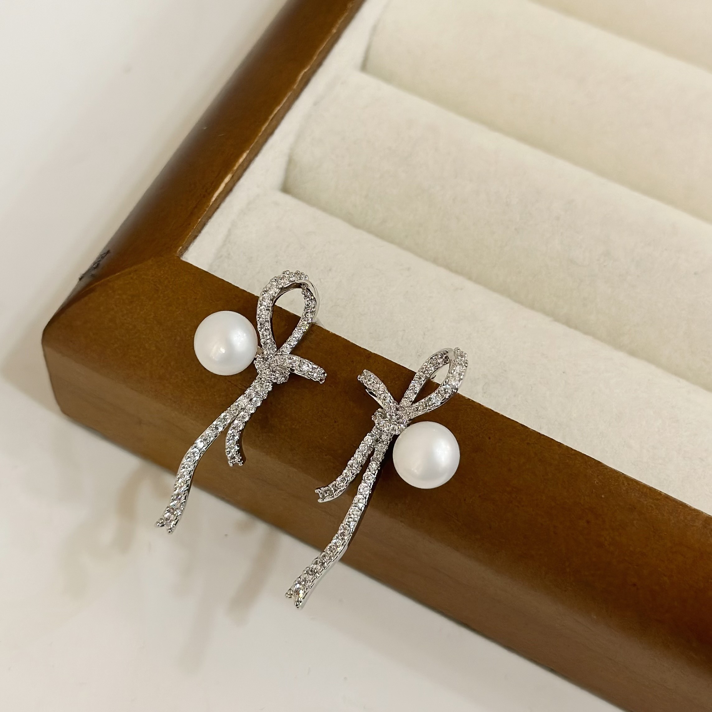 R78滿鑽扭結珍珠垂吊