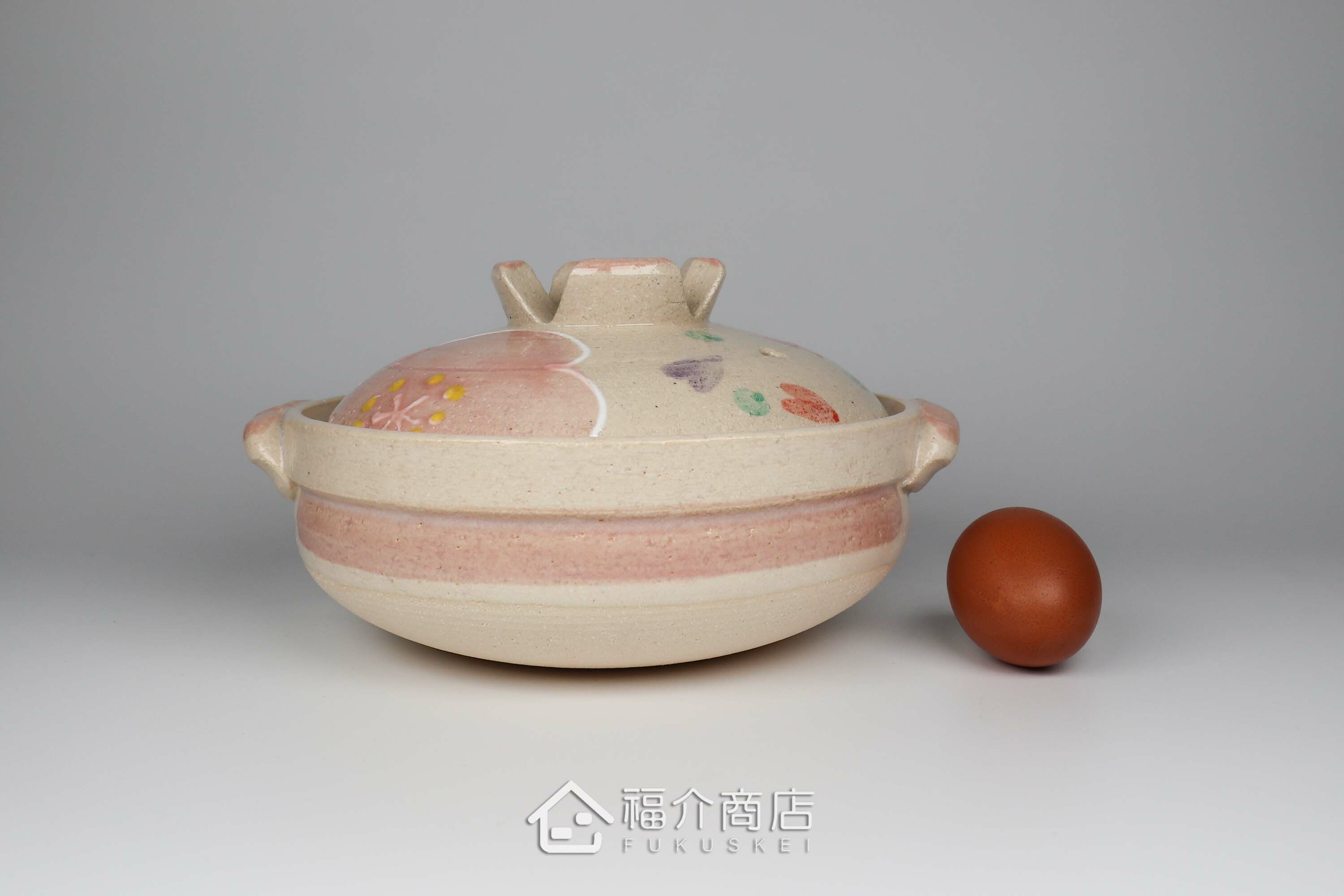 煮火鍋的日本陶鍋與雞蛋