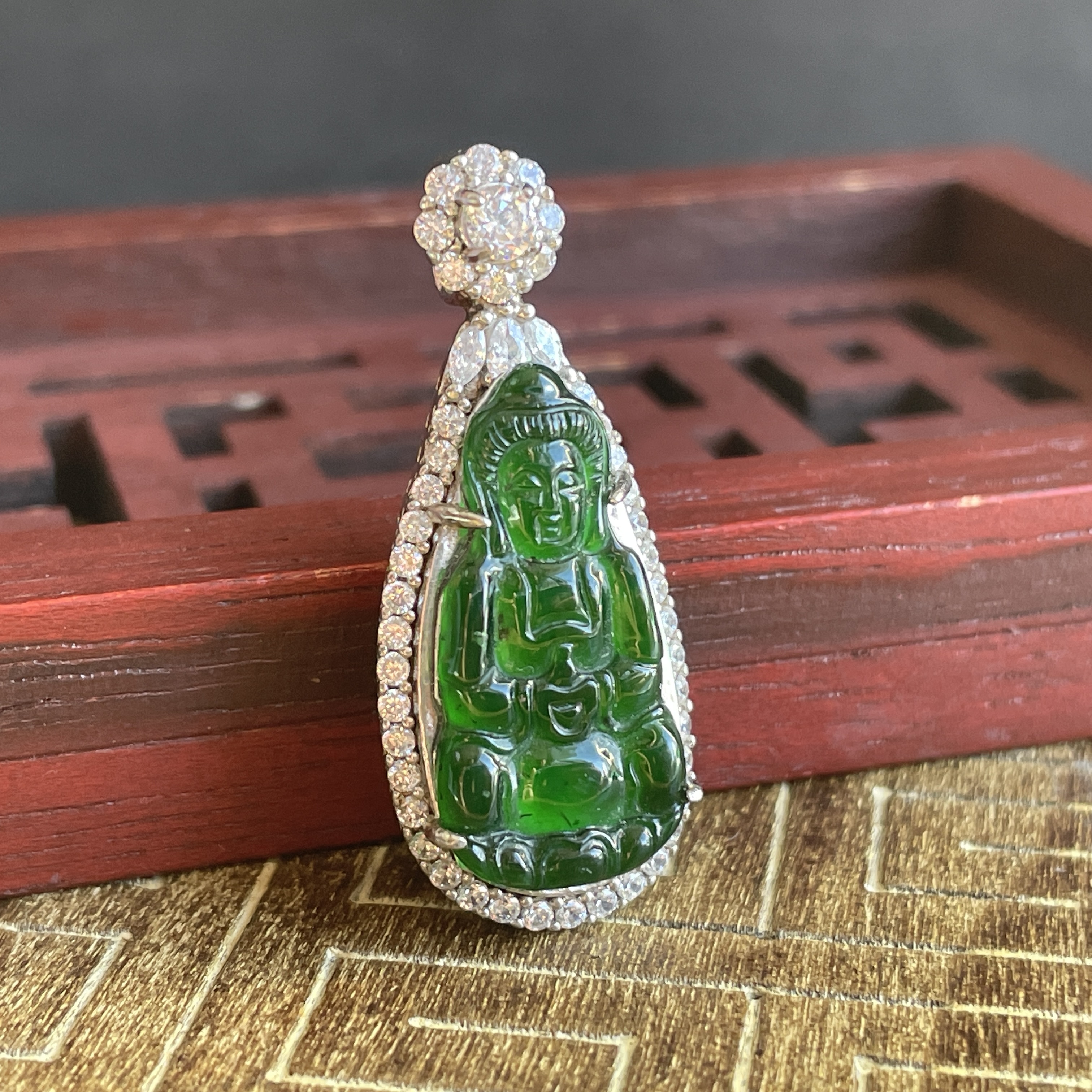 J2338 翡翠銀鑲冰綠觀音吊墜