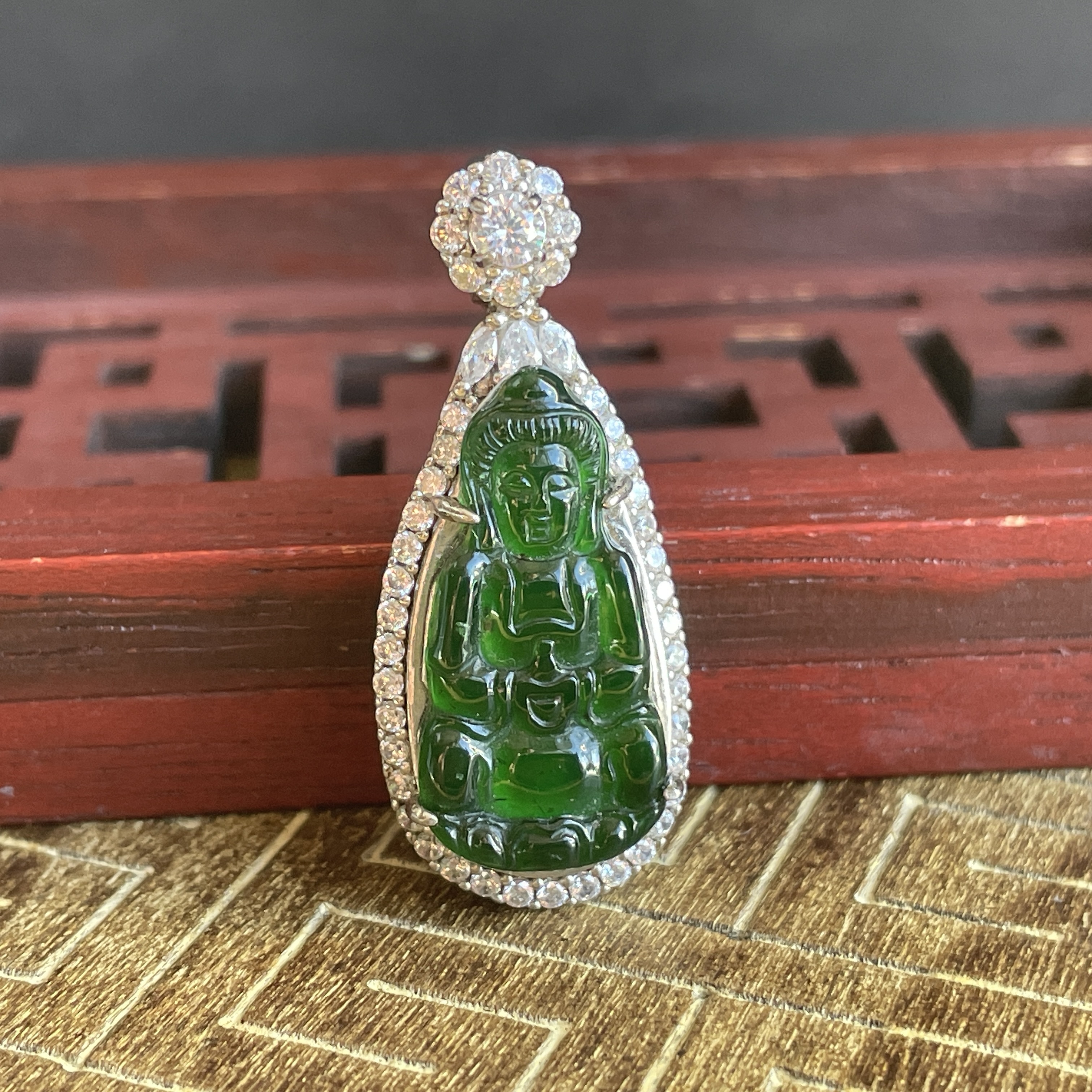 J2338 翡翠銀鑲冰綠觀音吊墜