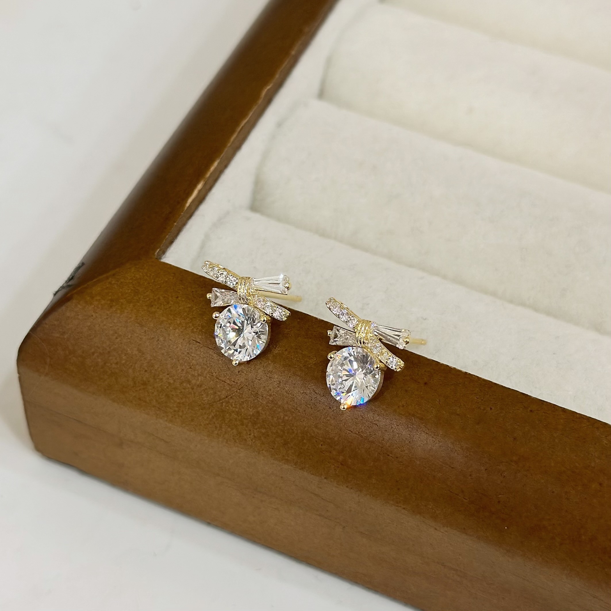 R93鋯石蝴蝶結單鑽耳針