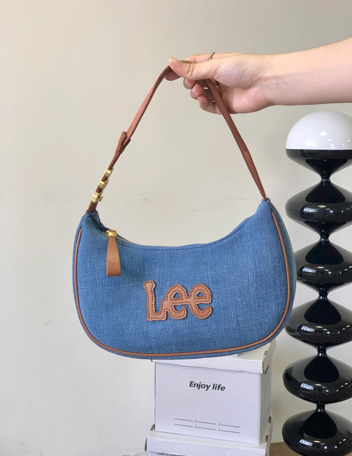 Lee 丹寧半月包 牛仔 側金屬Logo 單肩包 半月包 腋下包 淺藍色 牛仔藍/預購