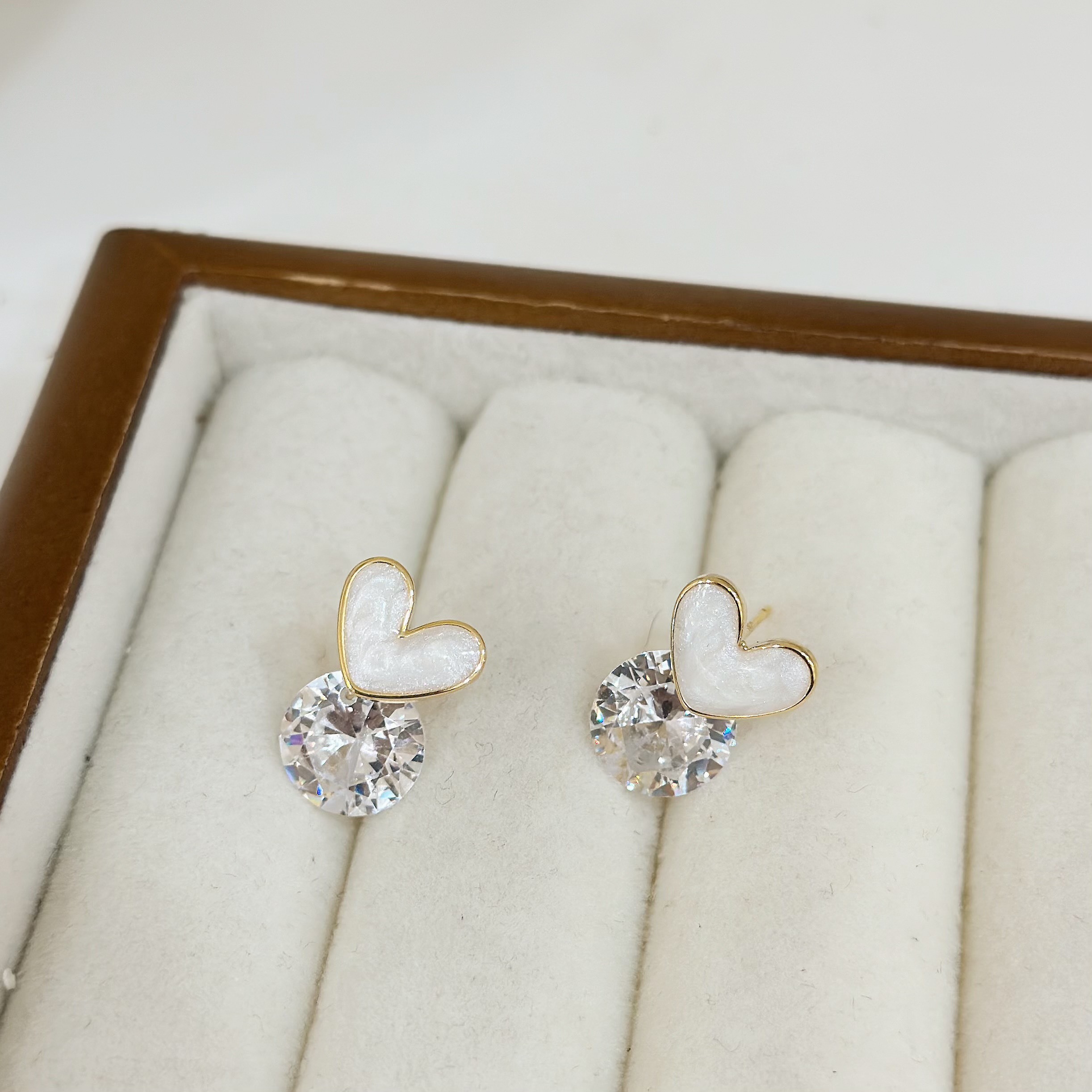 R107貝殼愛心單鑽耳針