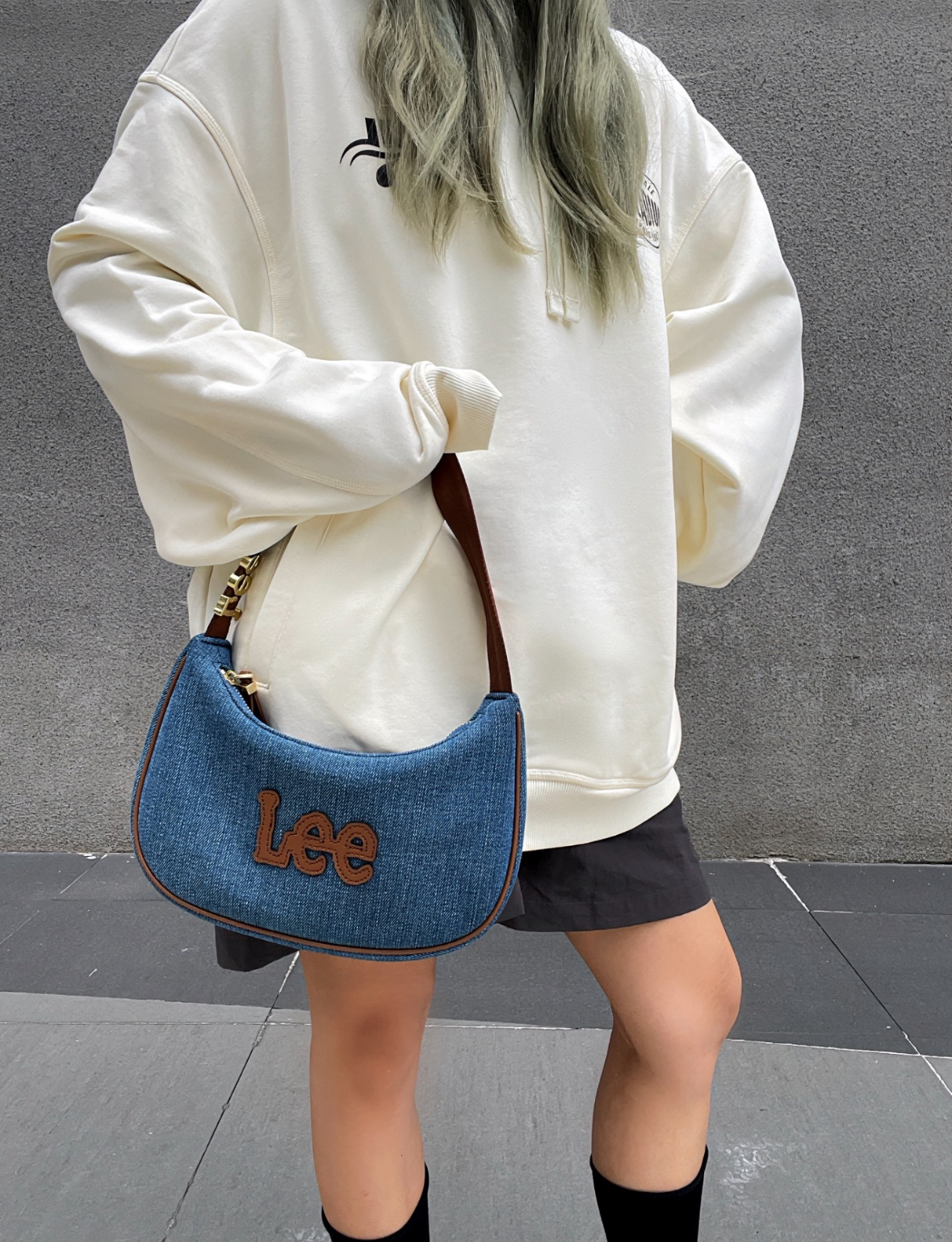 Lee 丹寧半月包 牛仔 側金屬Logo 單肩包 半月包 腋下包 淺藍色 牛仔藍/預購