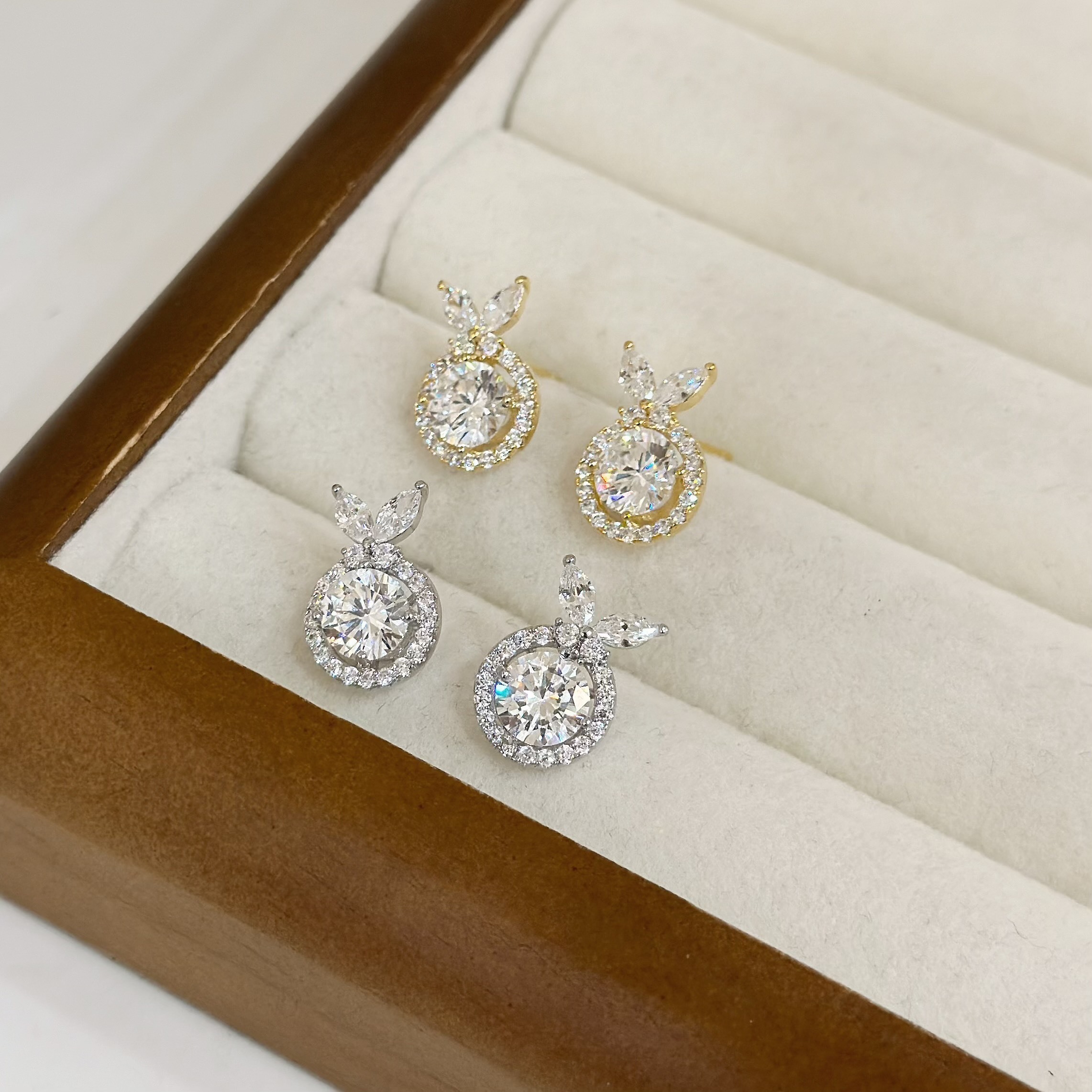 R109滿鑽蝴蝶圓鑽耳針