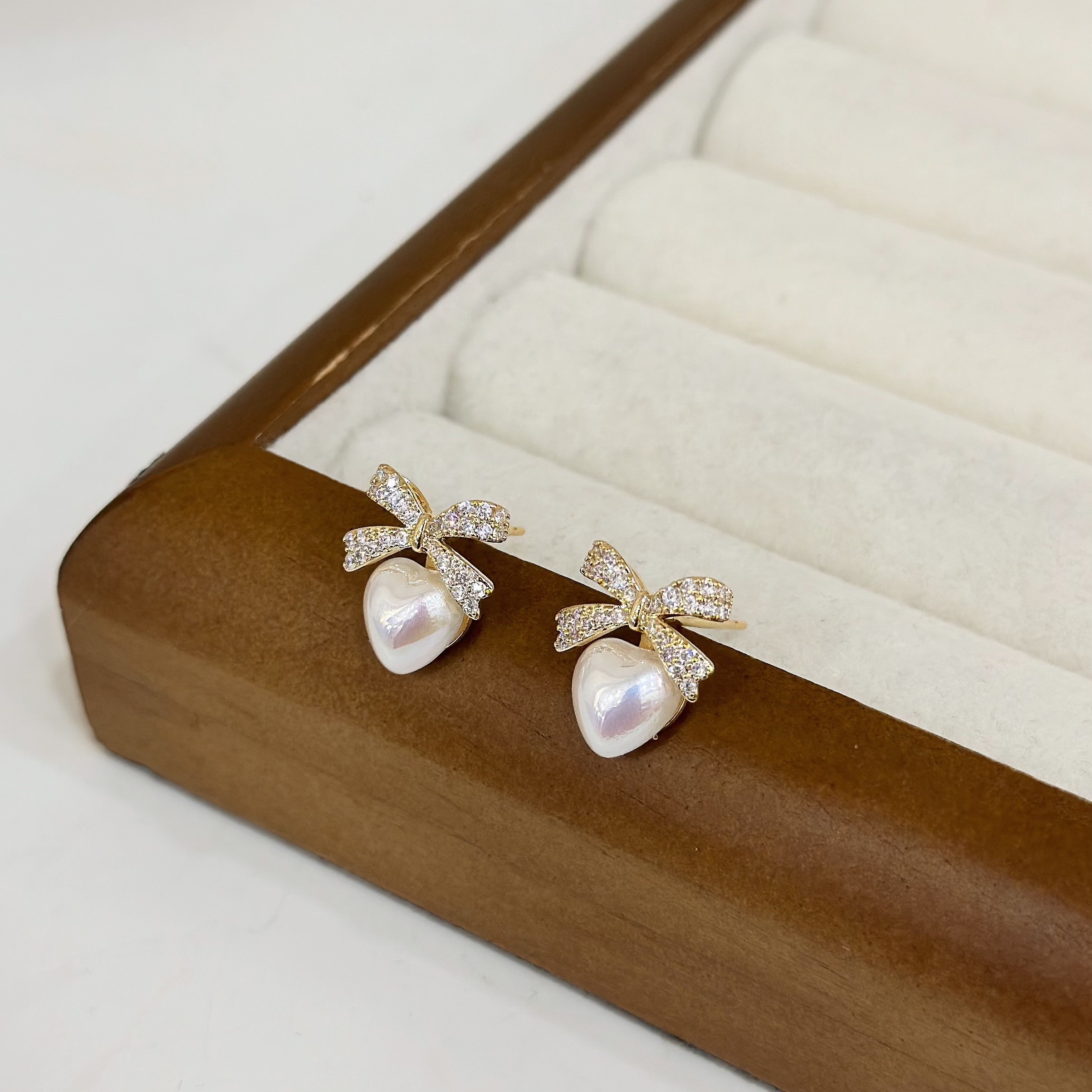 R117滿鑽蝴蝶結愛心珍珠耳針