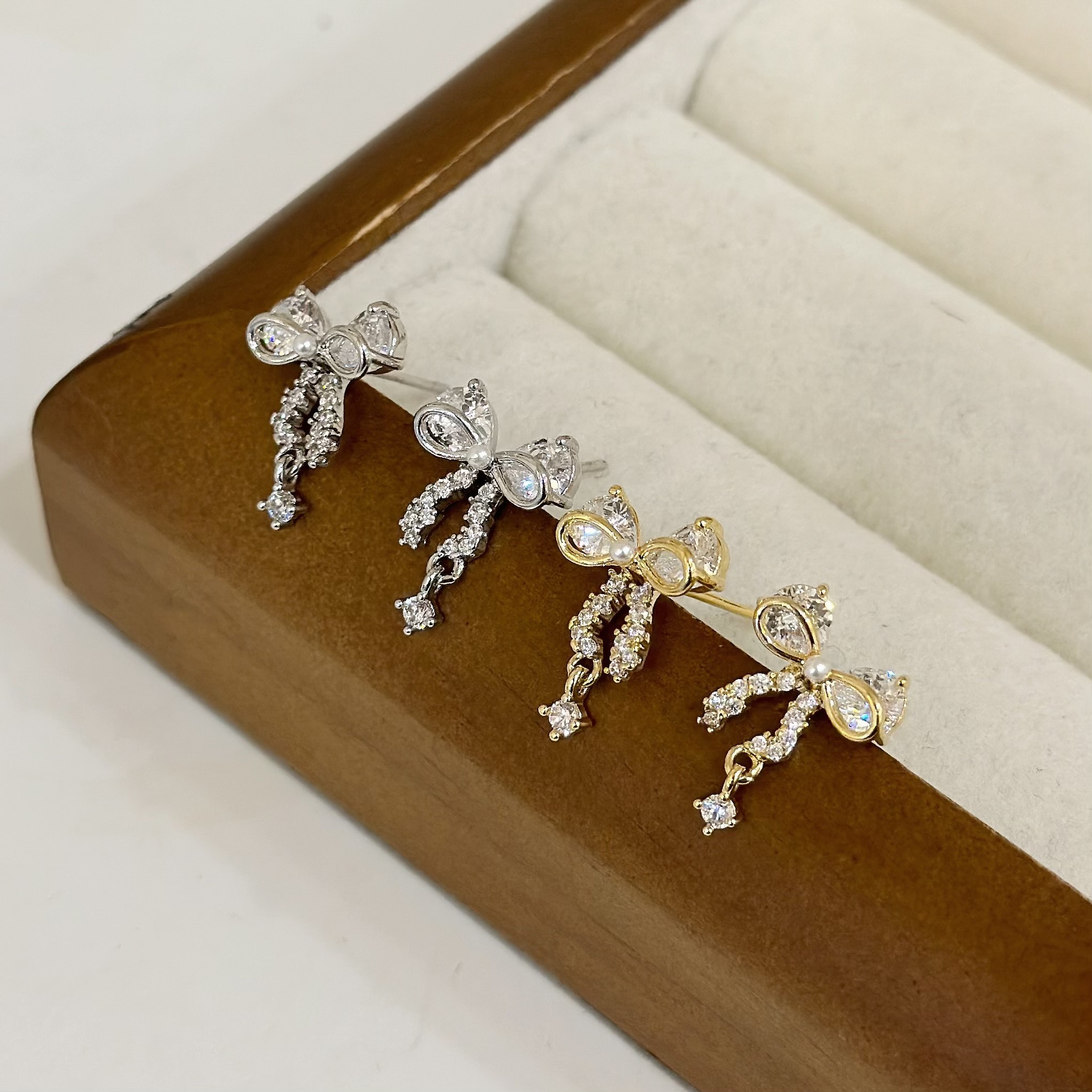 R119滿鑽蝴蝶結小垂吊耳針