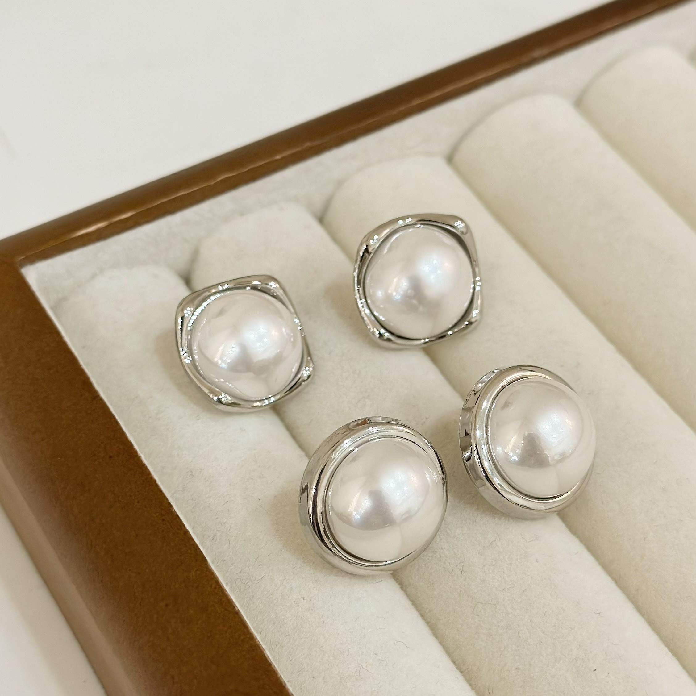 R122珍珠銀邊耳針