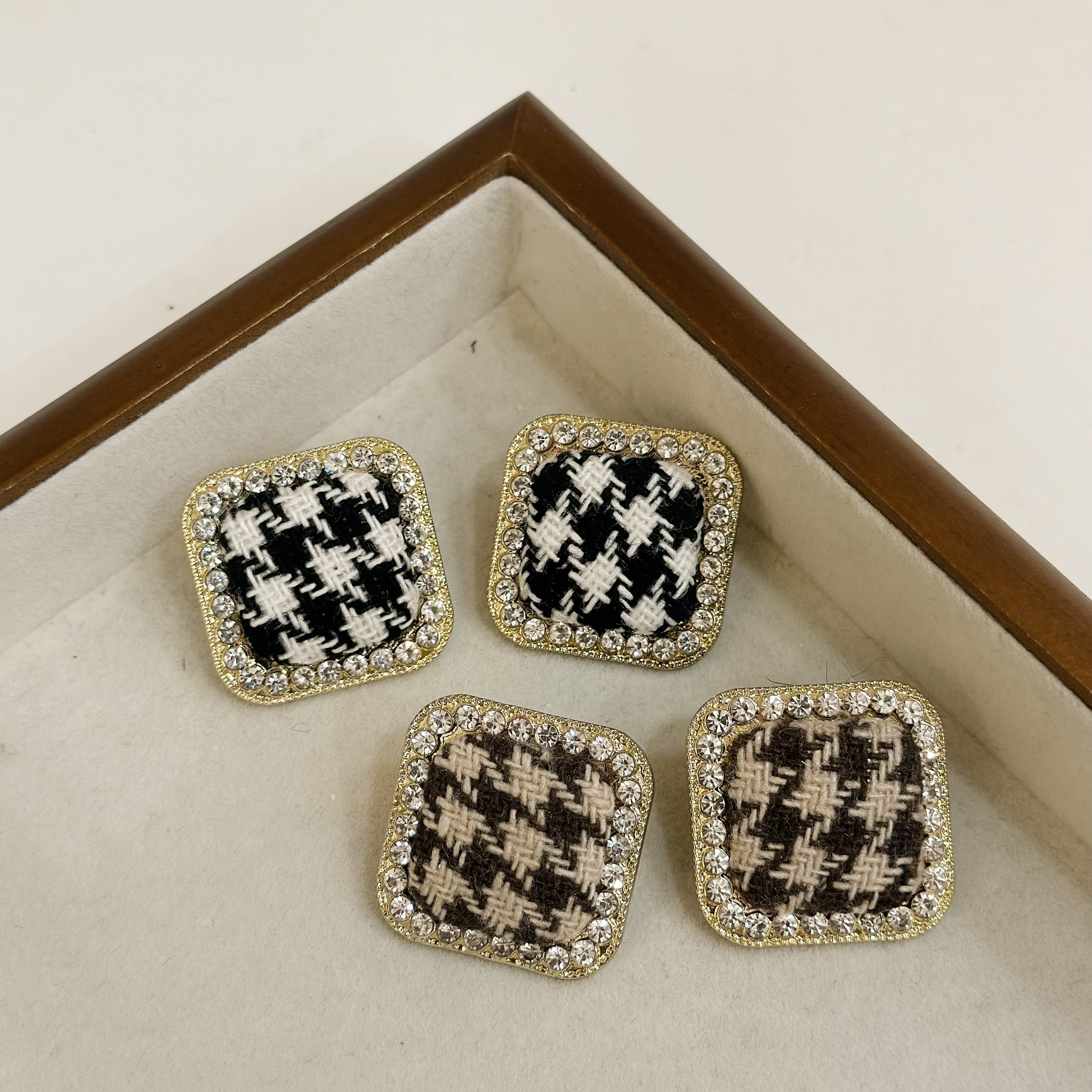 R123鑽邊千鳥格方塊耳針