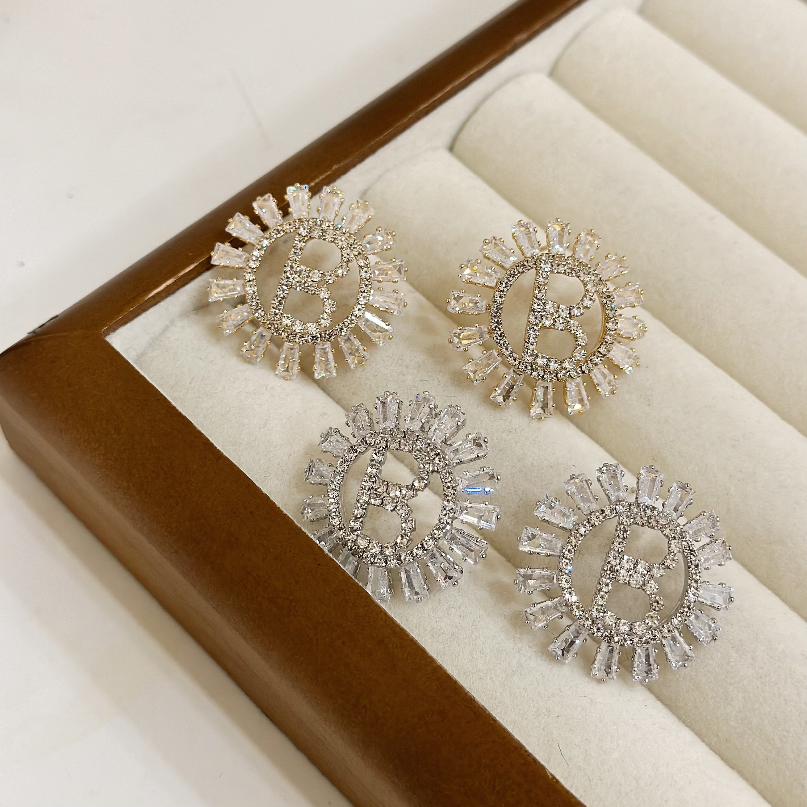 R124鋯石滿鑽字母B大耳針