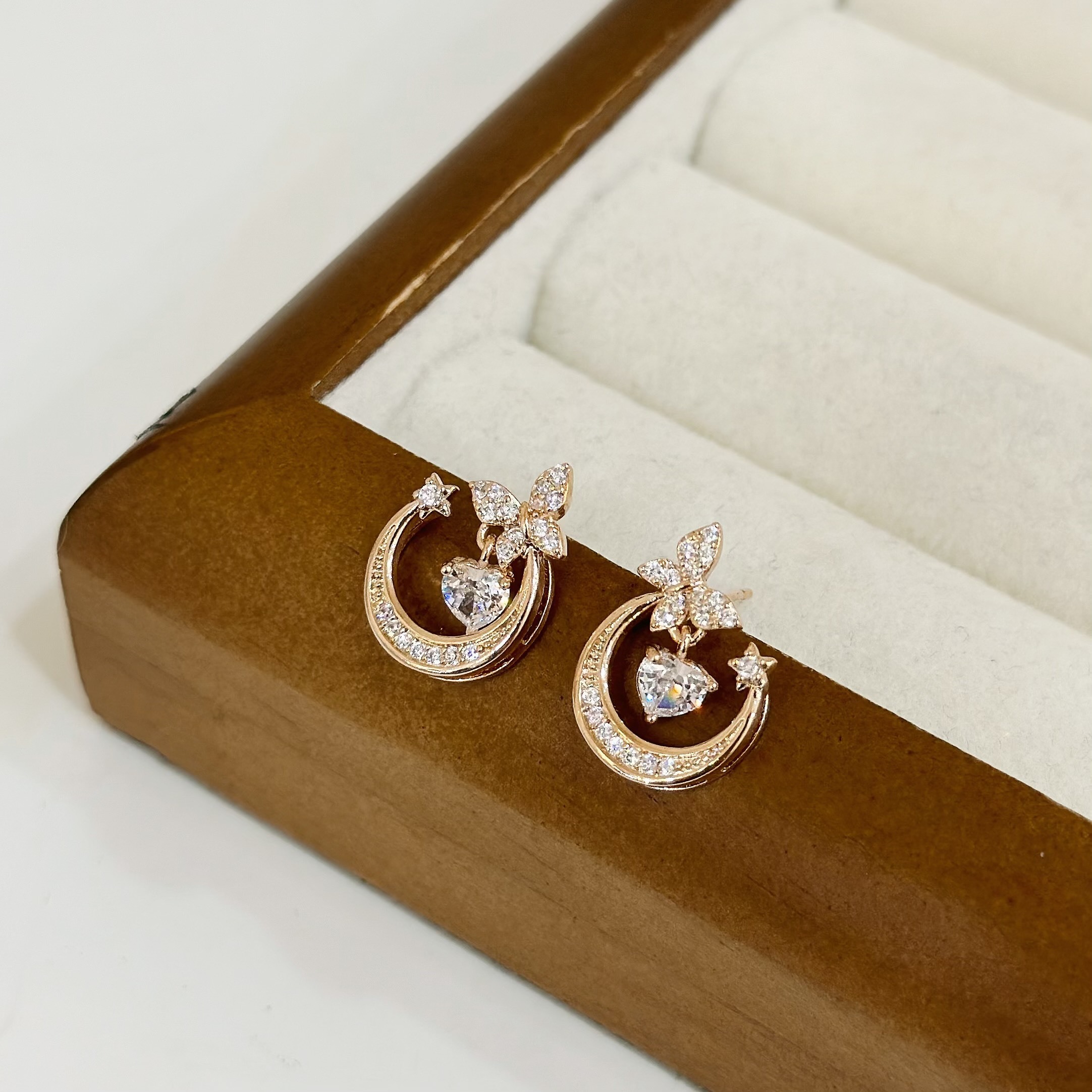 R128滿鑽蝴蝶月亮小垂吊耳針