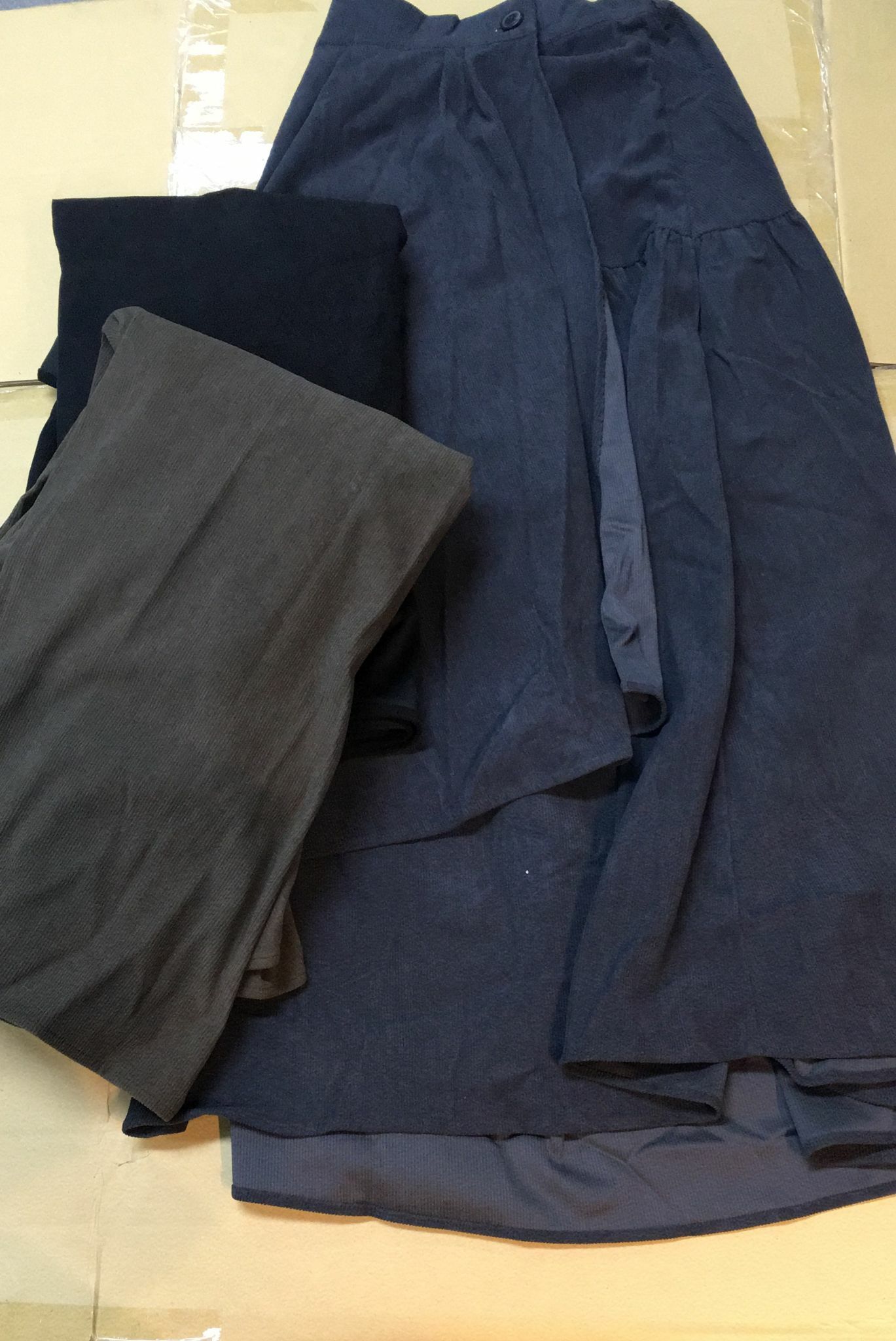 現貨韓國半橡筋腰絨面長裙（此為清貨價貨品不設退換） (AT11 617)