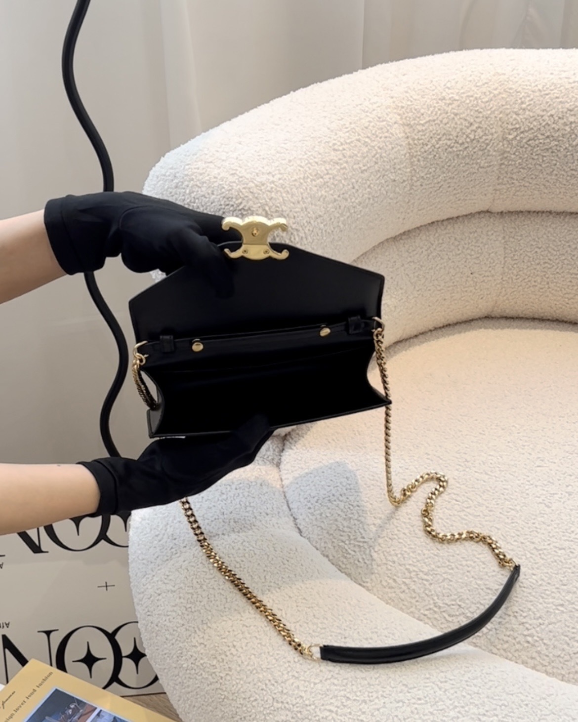 CELINE｜MARGO亮澤牛皮革飾鍊錢包 WOC