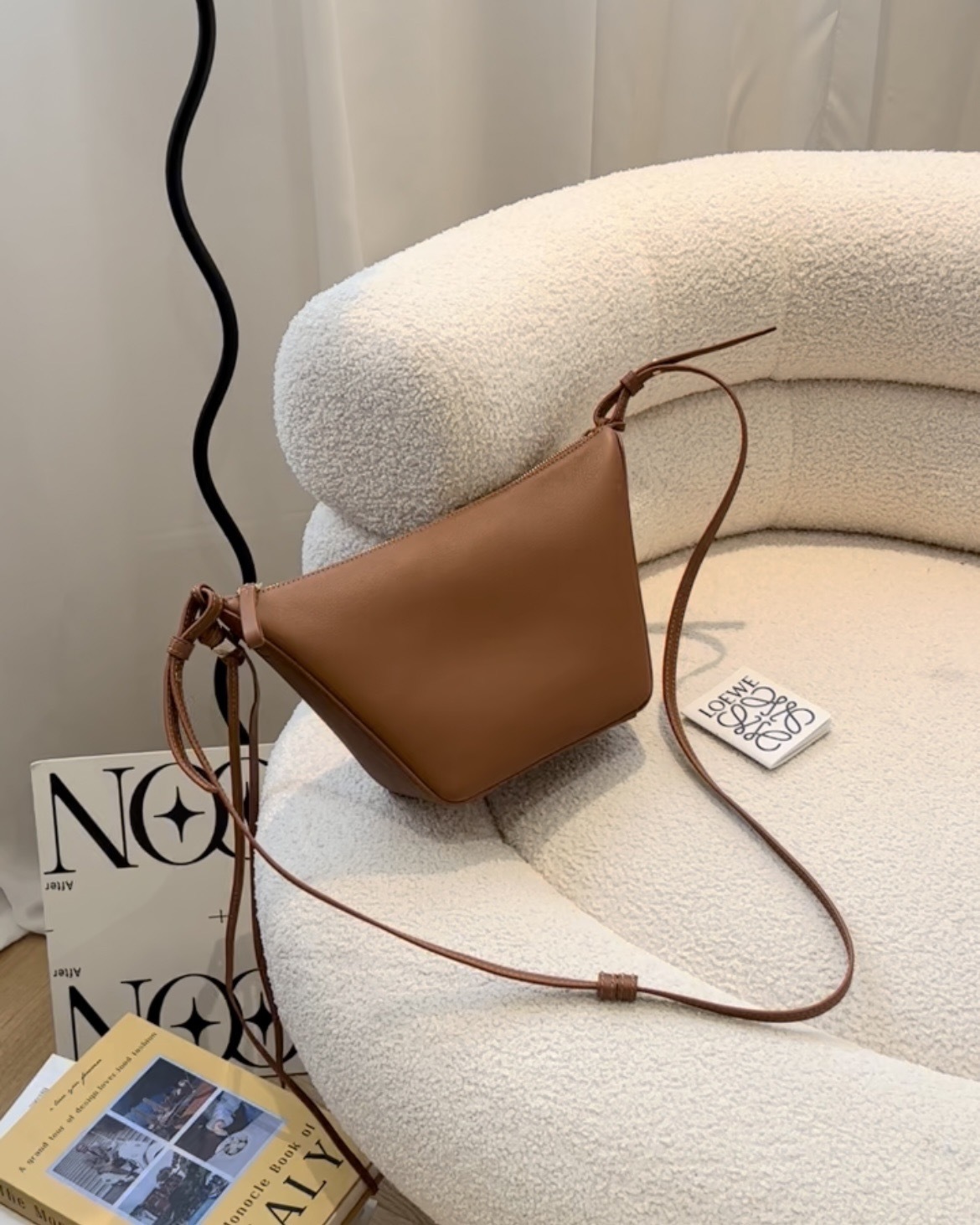 LOEWE｜迷你吊床包HOBO 焦糖色