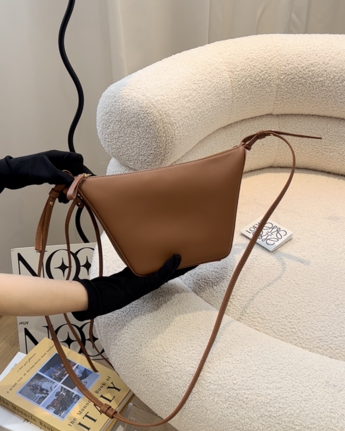 LOEWE｜迷你吊床包HOBO 焦糖色