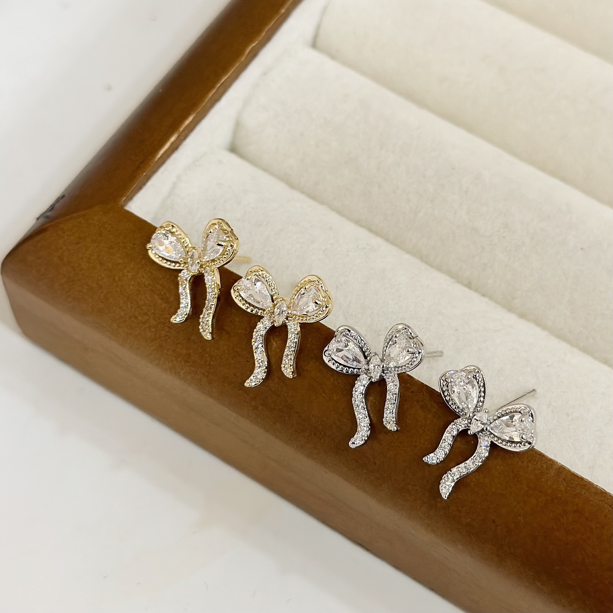 R144滿鑽蝴蝶結耳針