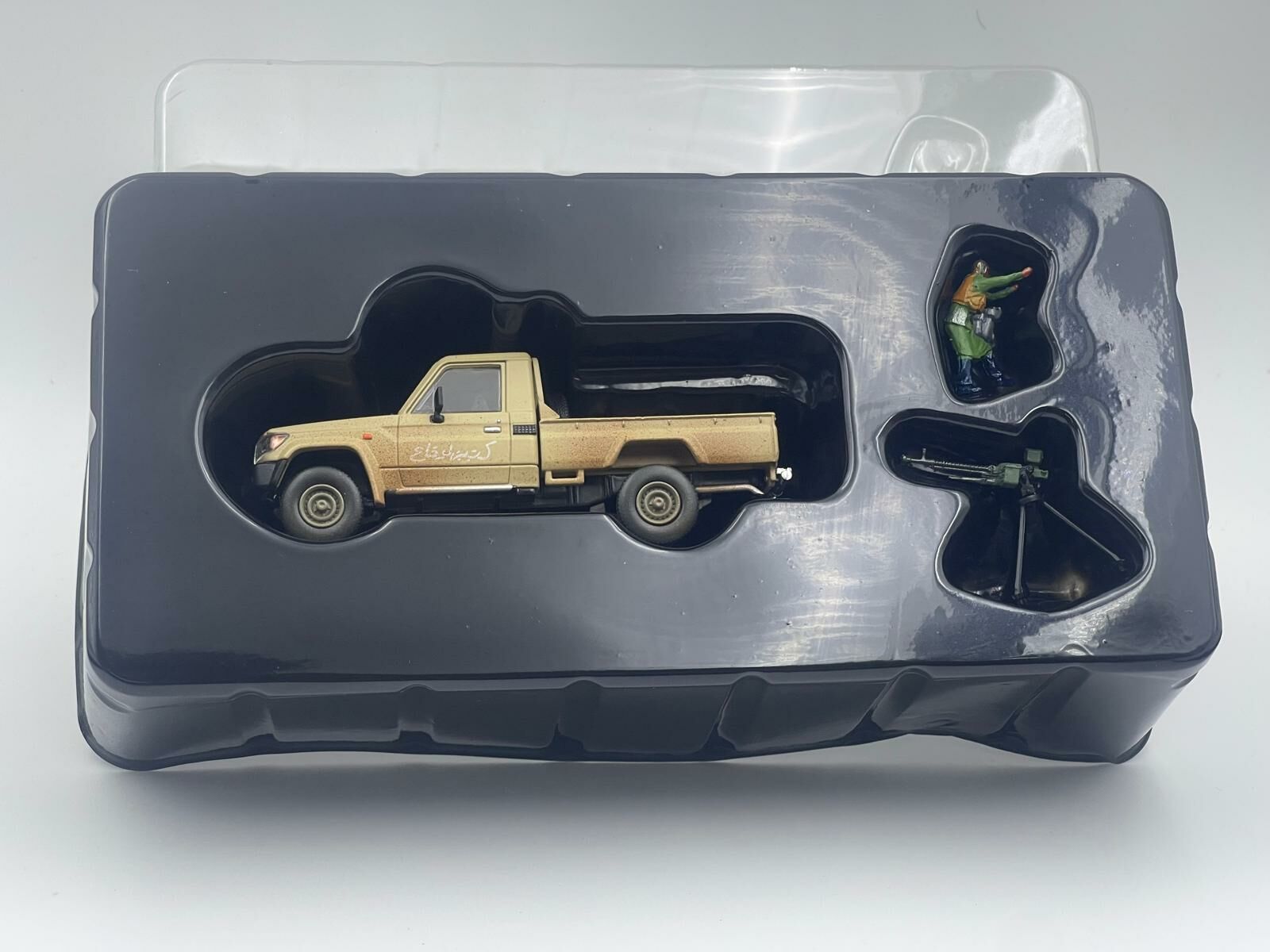 HOBBY FANS WAR PICK UP TOYOTA LAND CRUISER SAND