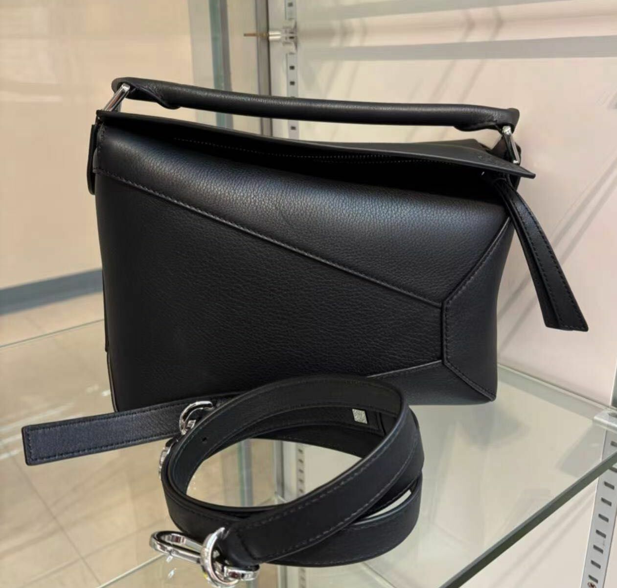 LOEWE 經典黑色斜挎包 -M